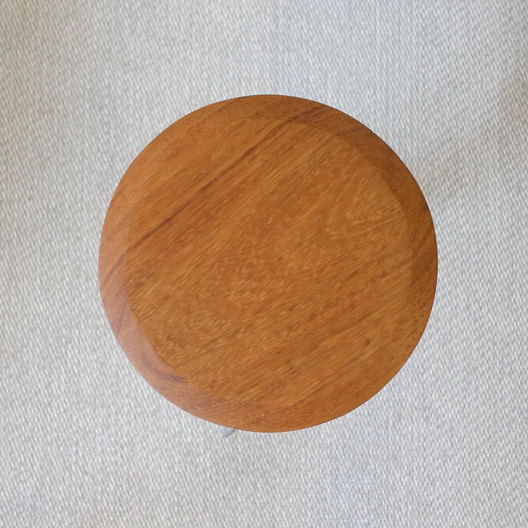 Triângulo_Screwable_Stool_by_Miguel_Saboya,_Portugal