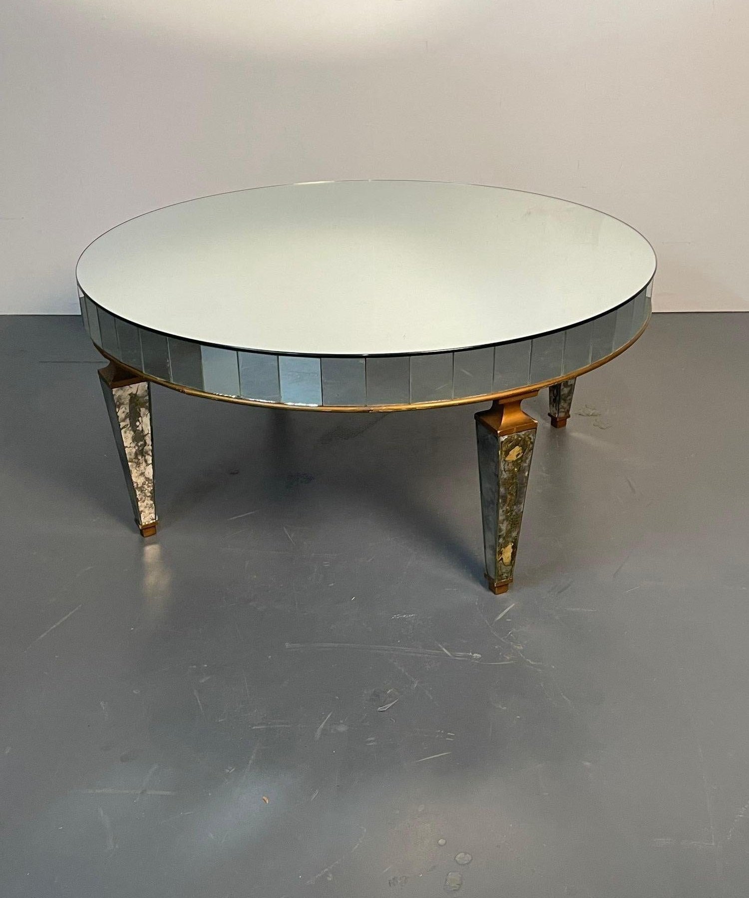 Art_Deco_Style_Mirrored_Circular_Coffee_Table,_Wood_&_Mirror,_1970s_USA