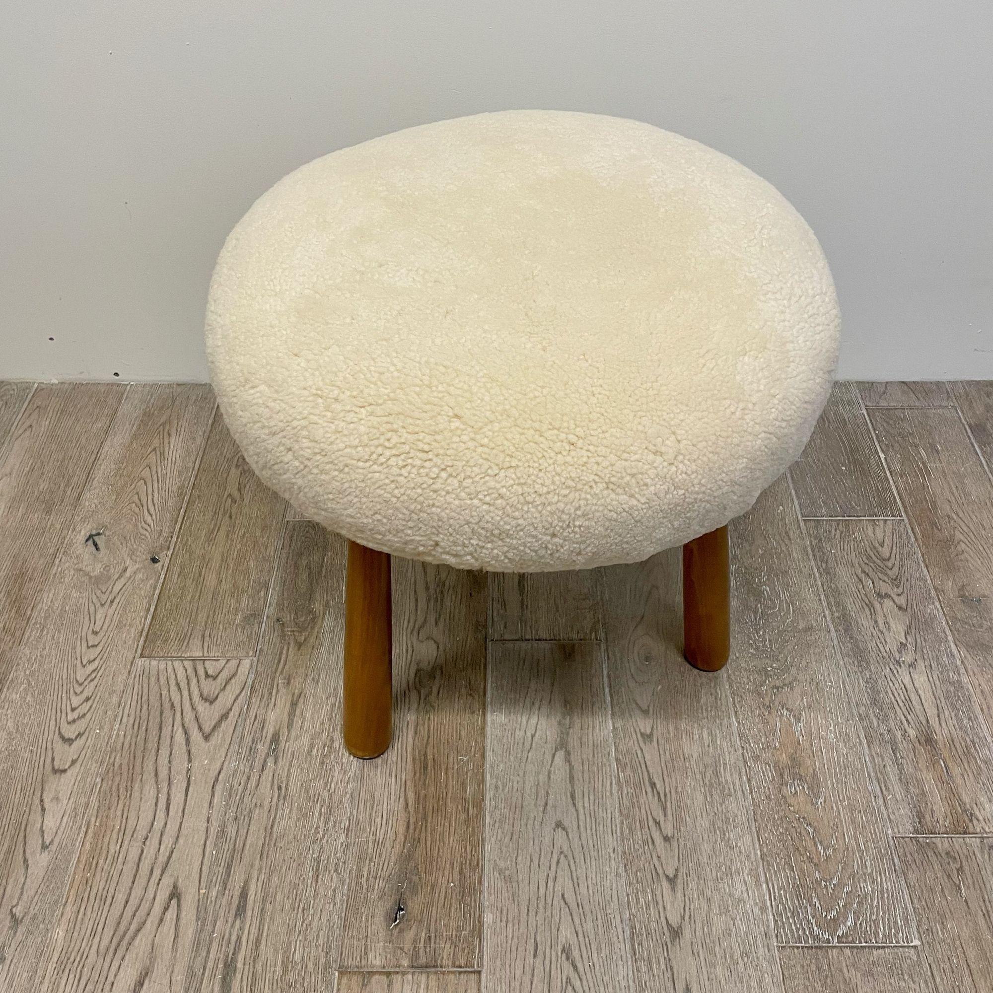 Sheepskin_Footstool_Swedish_Modern_Style_Contemporary_2023_USA