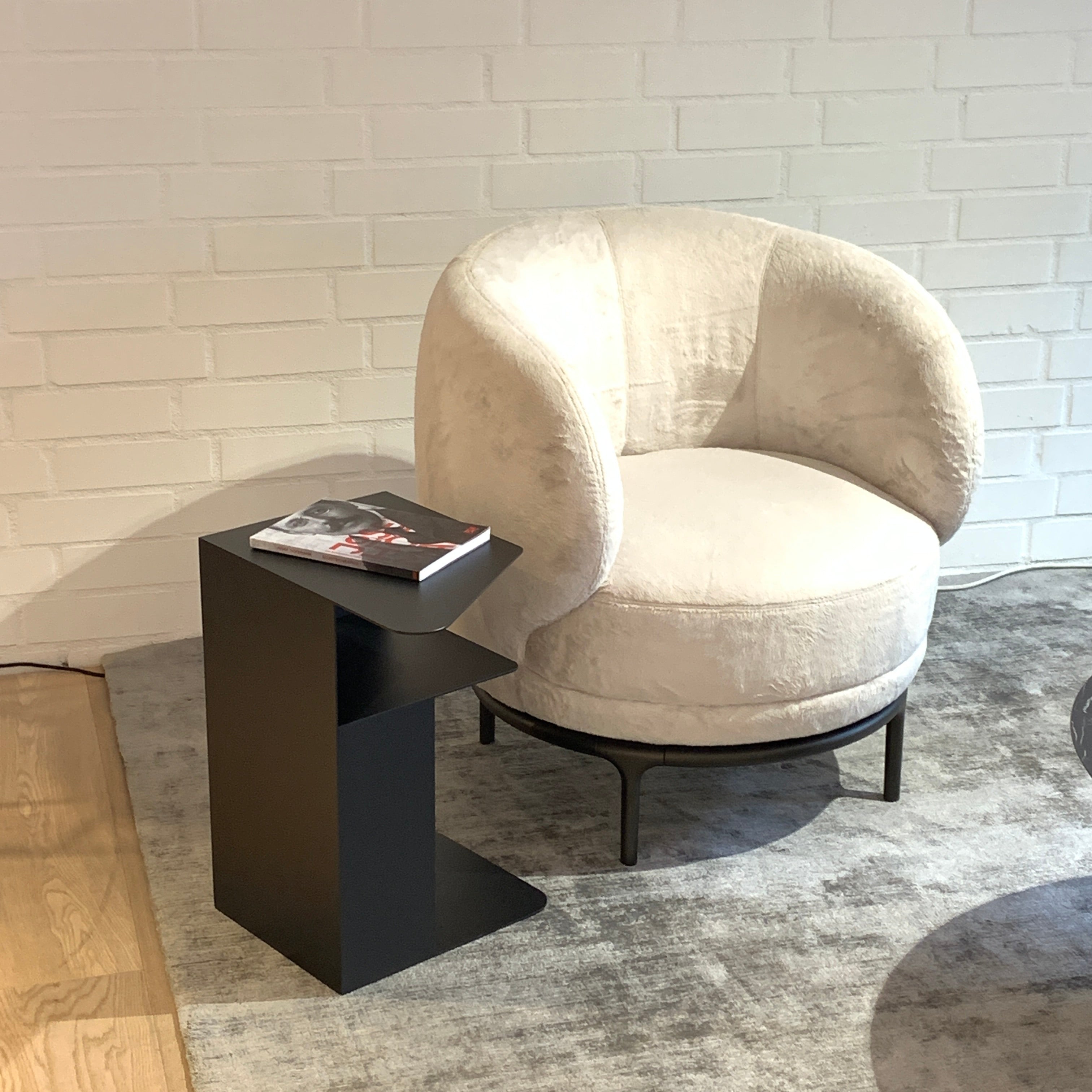 om26_side_table_black_RAL_9005
