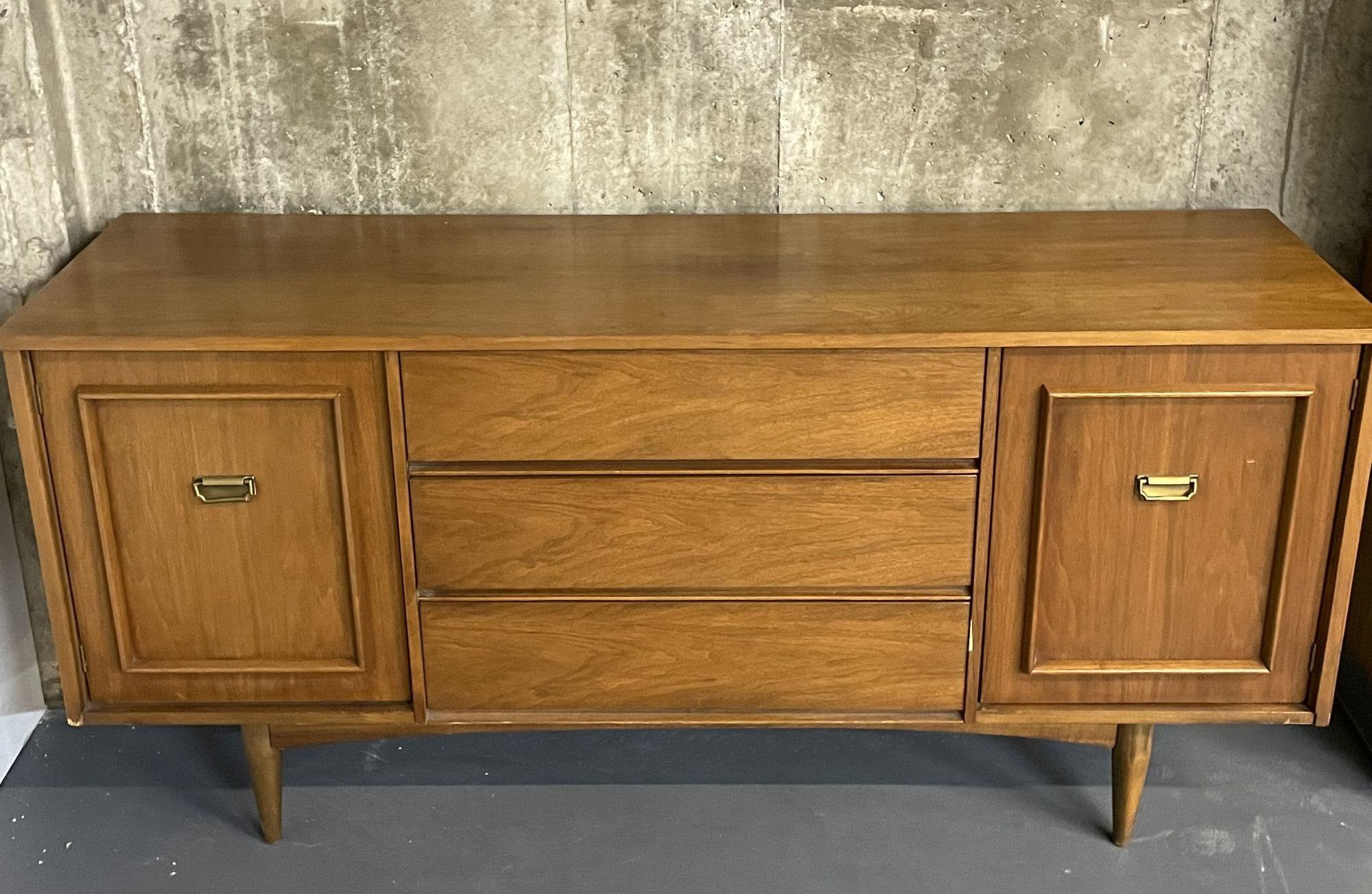 Mid-Century_Modern_Dresser_Walnut_1960s_USA