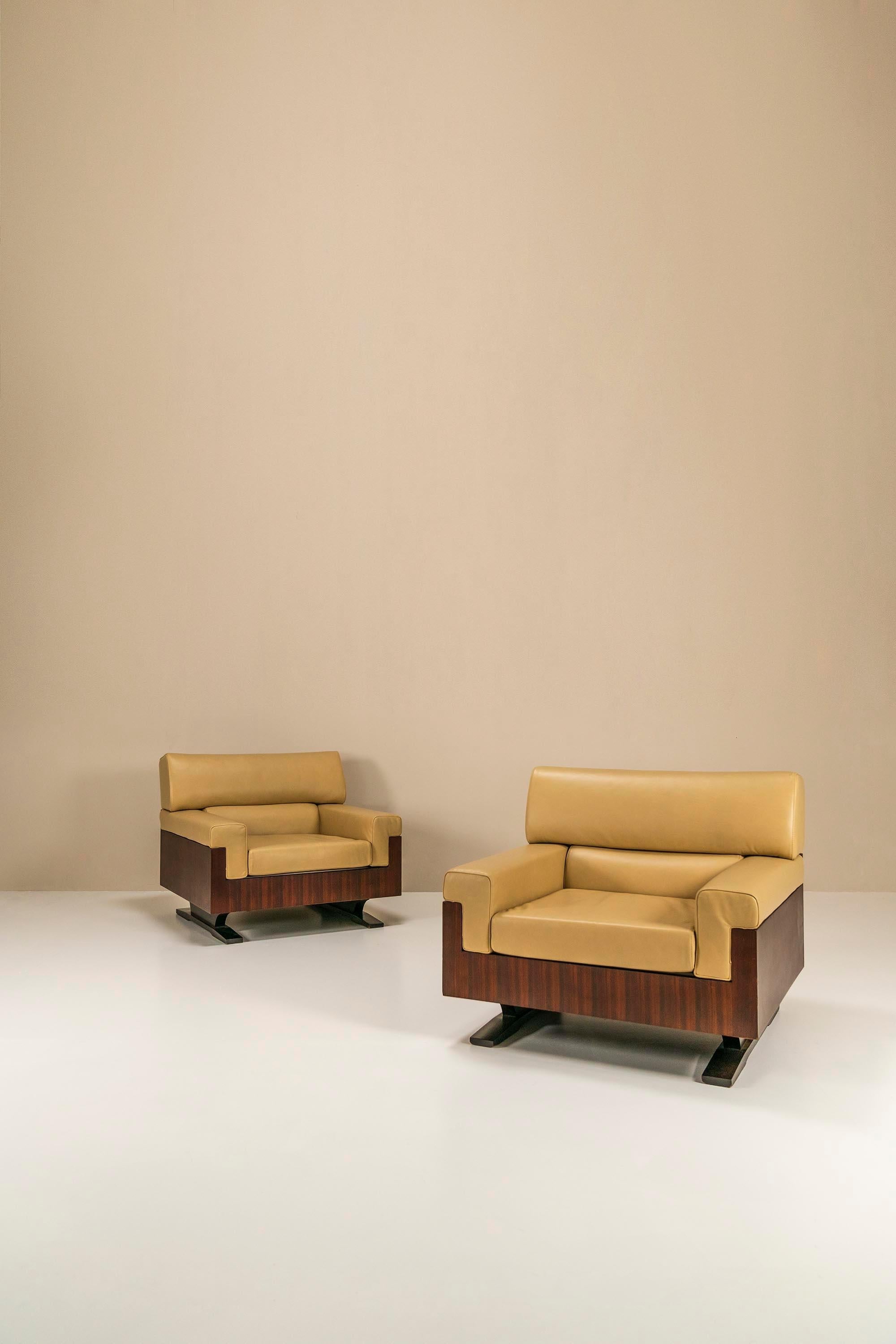 Set_of_2_Large_Lounge_Chairs_in_Aniline_Leather_and_Rosewood_1960s_Italy