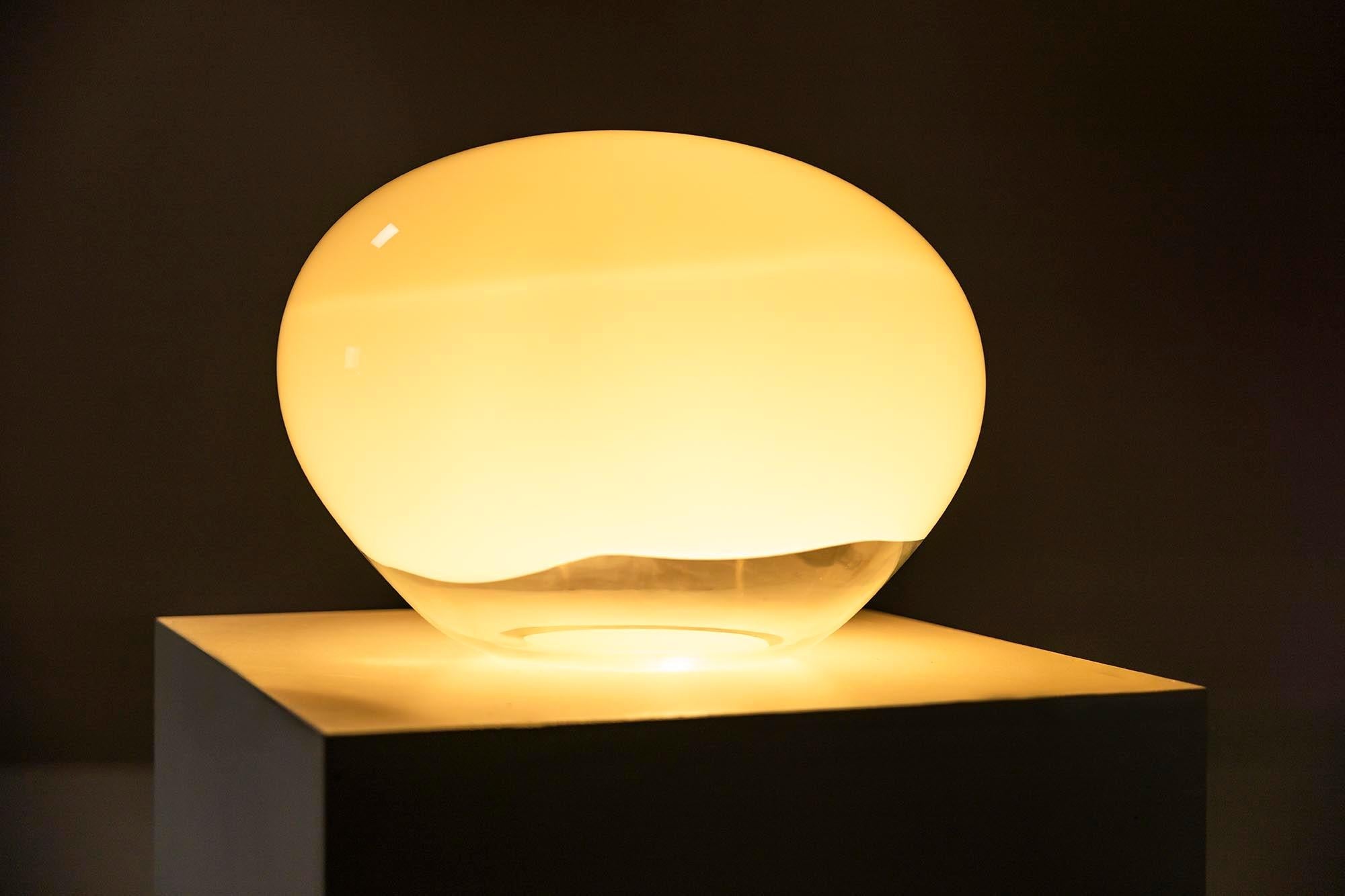 Table_Lamp_in_Transparent_and_Opal_White_Glass_by_Gino_Vistosi_1974_Italy