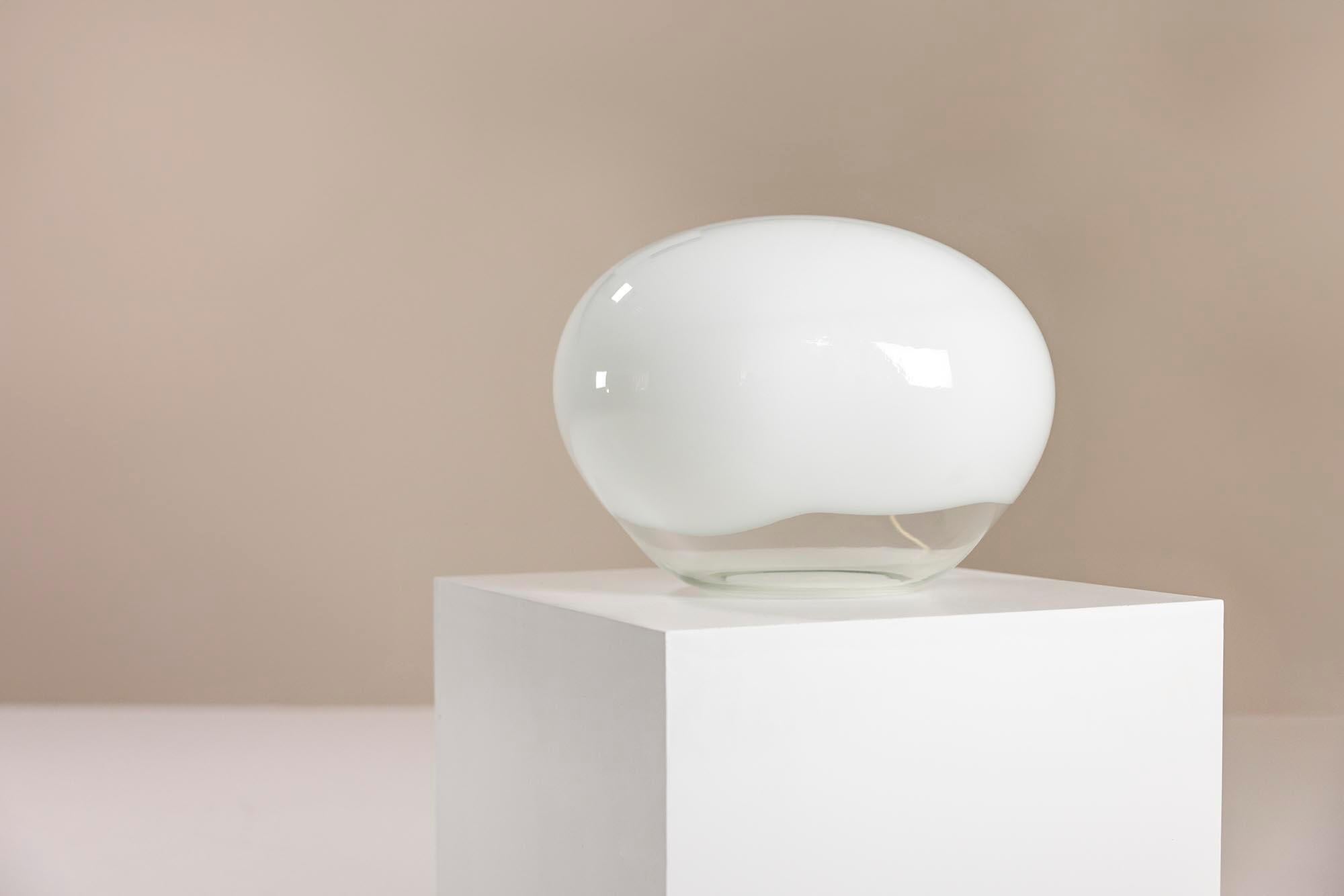 Table_Lamp_in_Transparent_and_Opal_White_Glass_by_Gino_Vistosi_1974_Italy