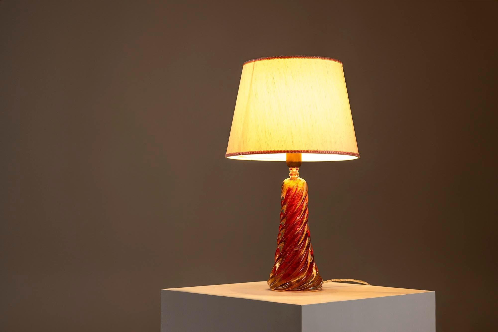 Spiral_Shaped_Table_Lamp_in_Pink-Colored_Murano_Glass,_Italy_1950s