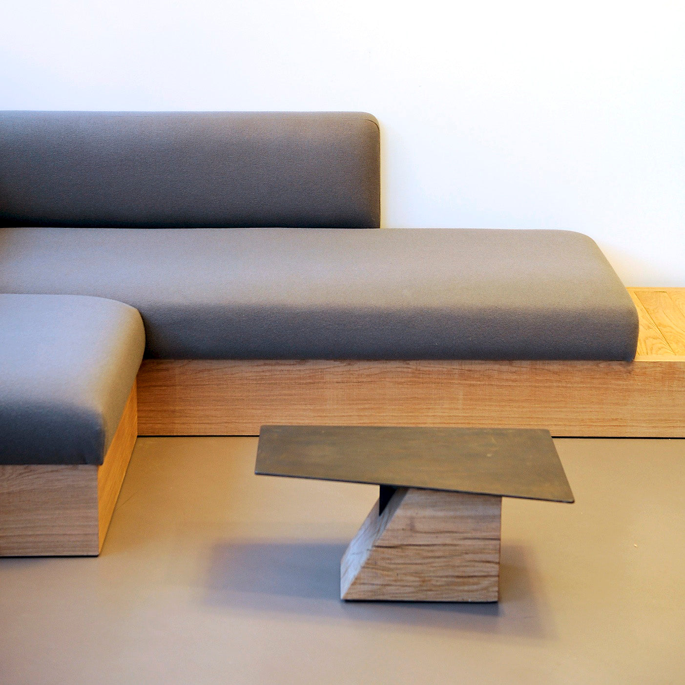 om21_side/night_table