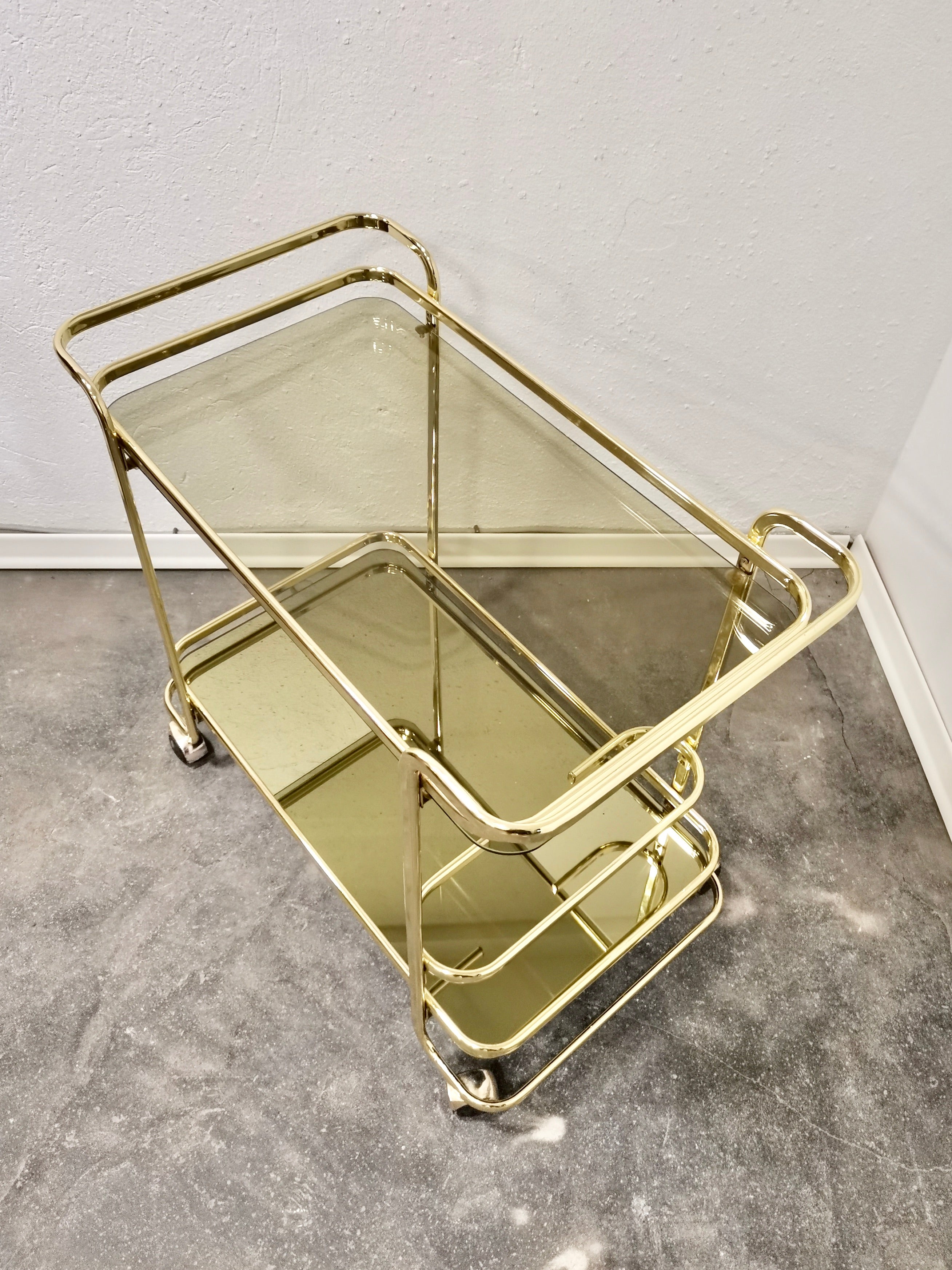 1980s_Italian_Brass_Bar_Cart_with_Smoked_Glass_&_Gold-Mirror_Shelf_(Hollywood_Regency)