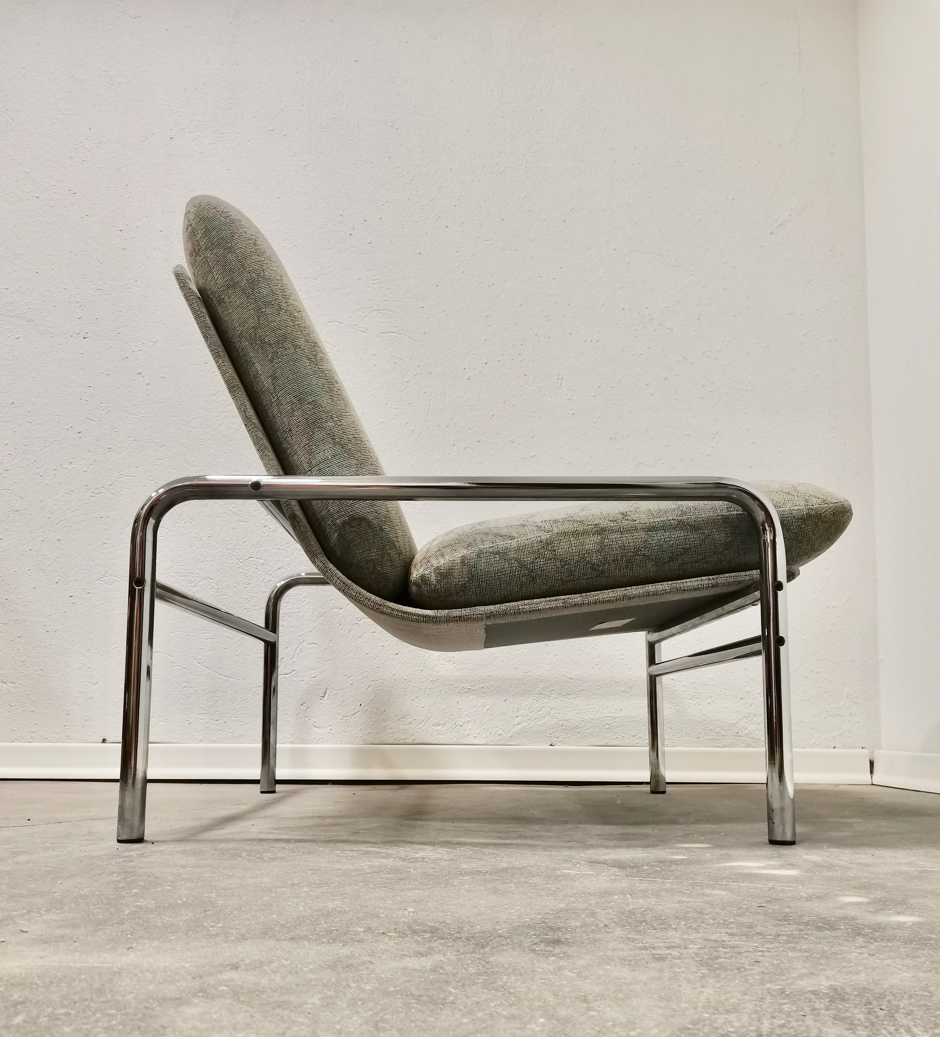 1980s_Bauhaus_Chromed_Lounge_Chair_by_Stol_Kamnik