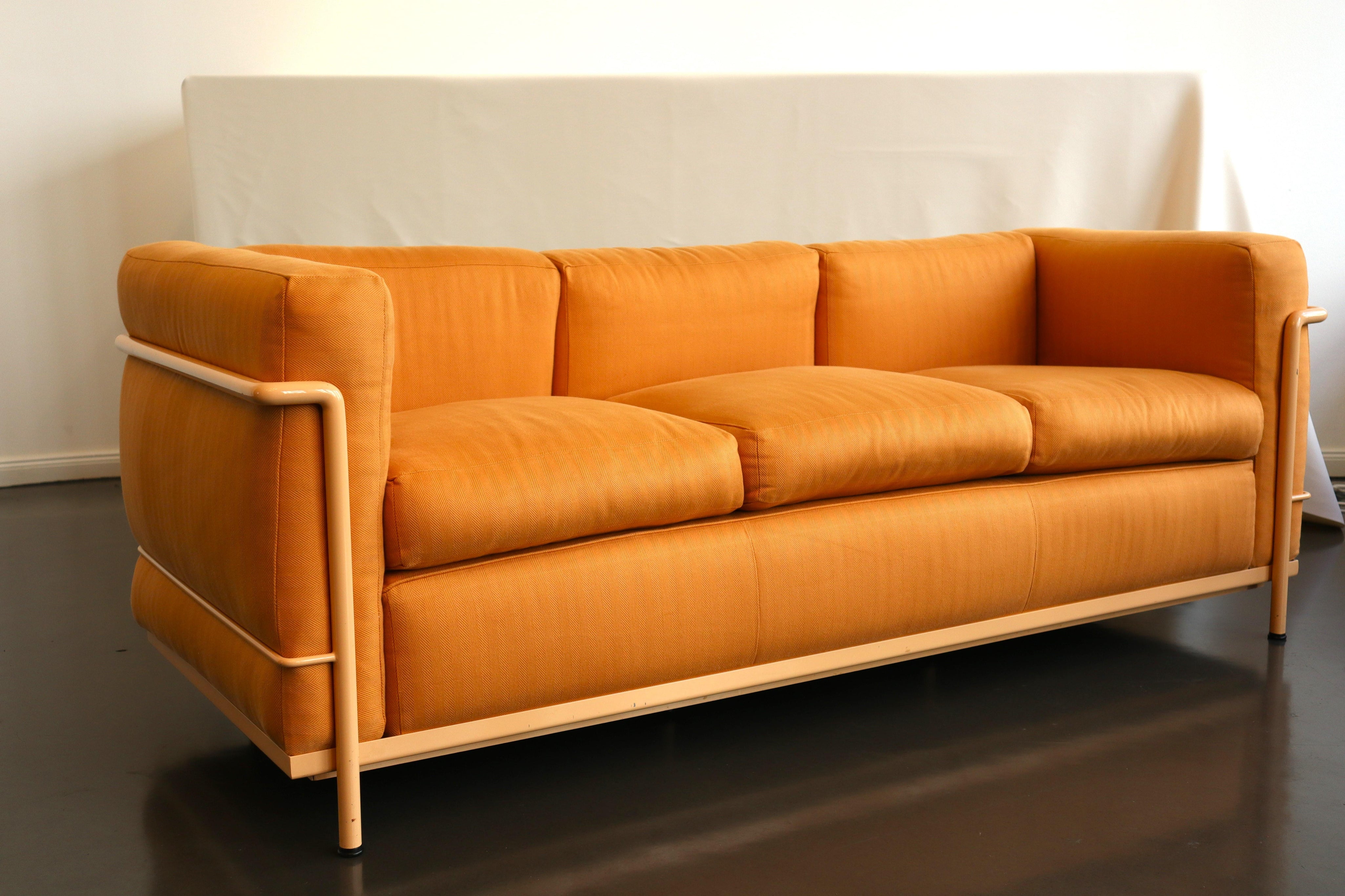 LC2_Sofa_by_Le_Corbusier,_Pierre_Jeanneret_&_Charlotte_Perriand_for_Cassina