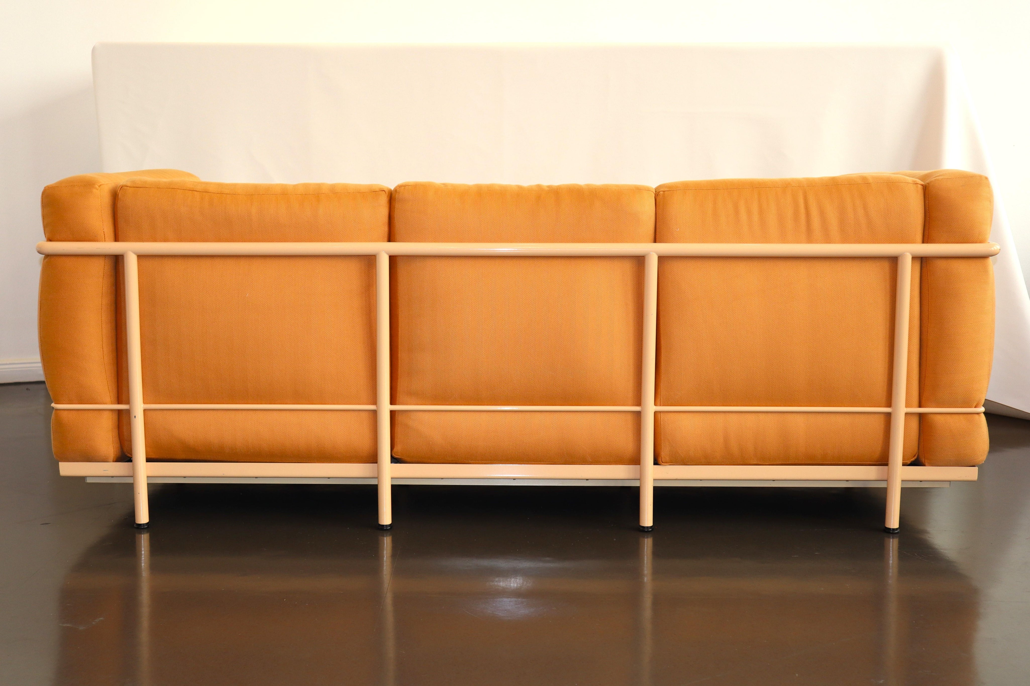 LC2_Sofa_by_Le_Corbusier,_Pierre_Jeanneret_&_Charlotte_Perriand_for_Cassina