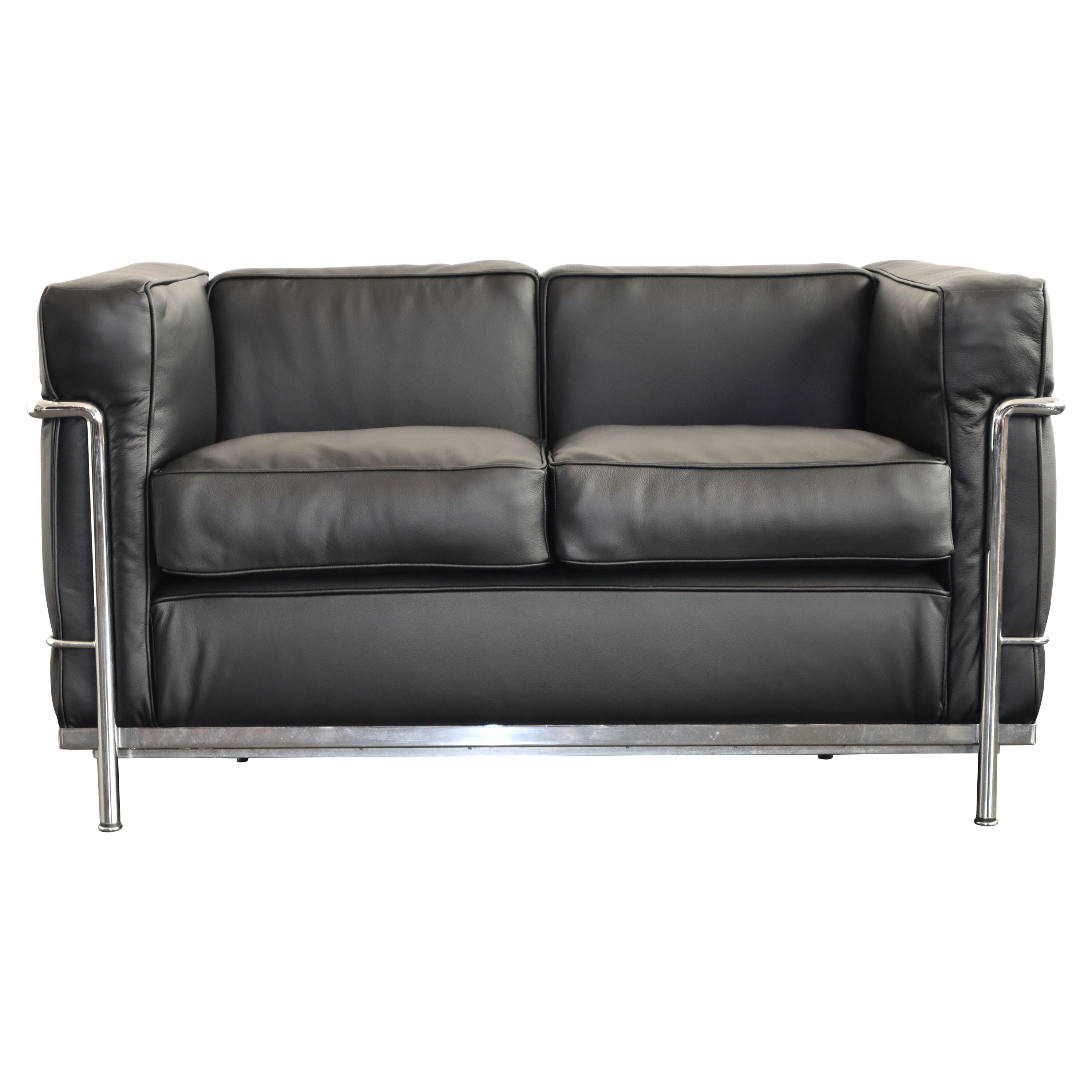 LC2_Sofa_by_Le_Corbusier,_Pierre_Jeanneret_&_Charlotte_Perriand_for_Cassina