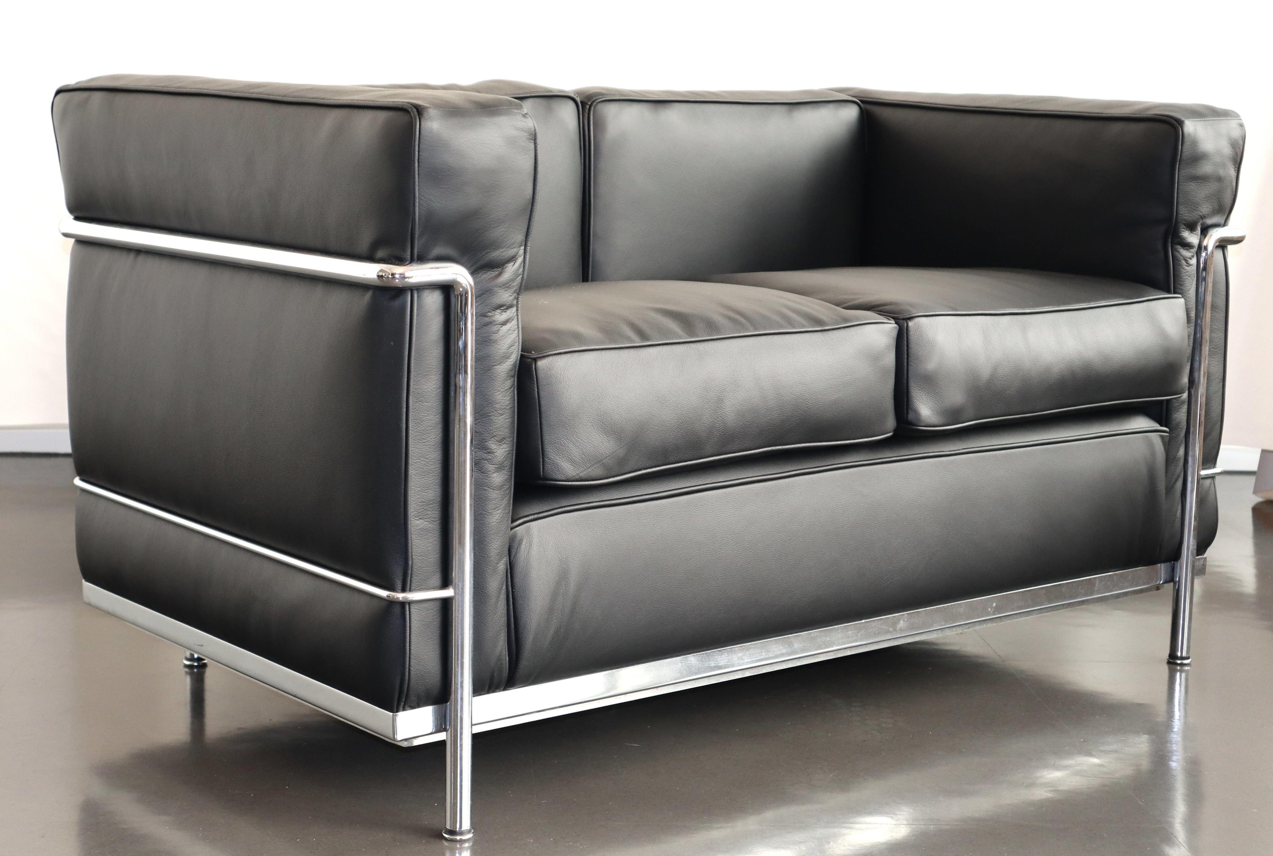 LC2_Sofa_by_Le_Corbusier,_Pierre_Jeanneret_&_Charlotte_Perriand_for_Cassina