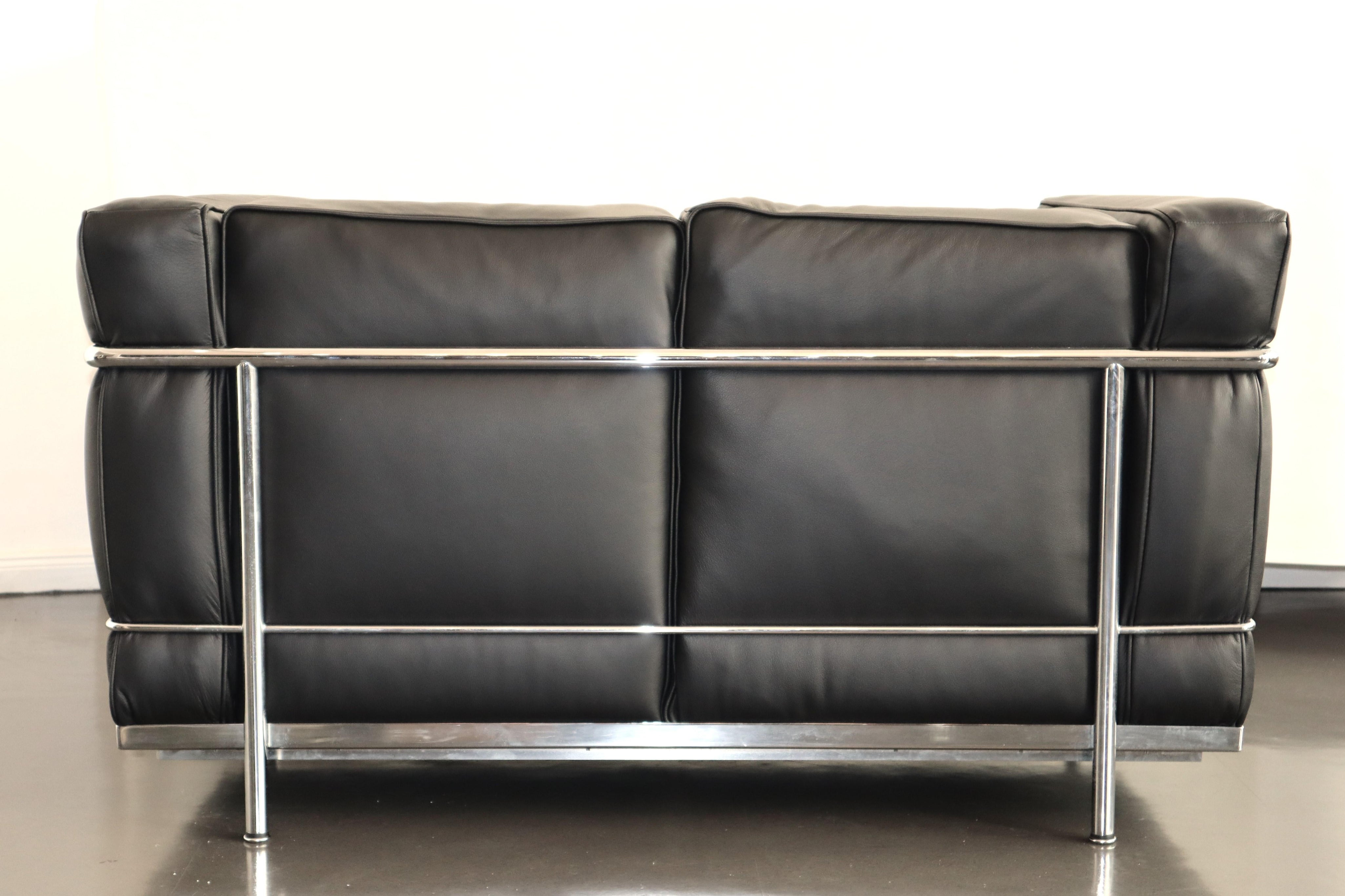LC2_Sofa_by_Le_Corbusier,_Pierre_Jeanneret_&_Charlotte_Perriand_for_Cassina
