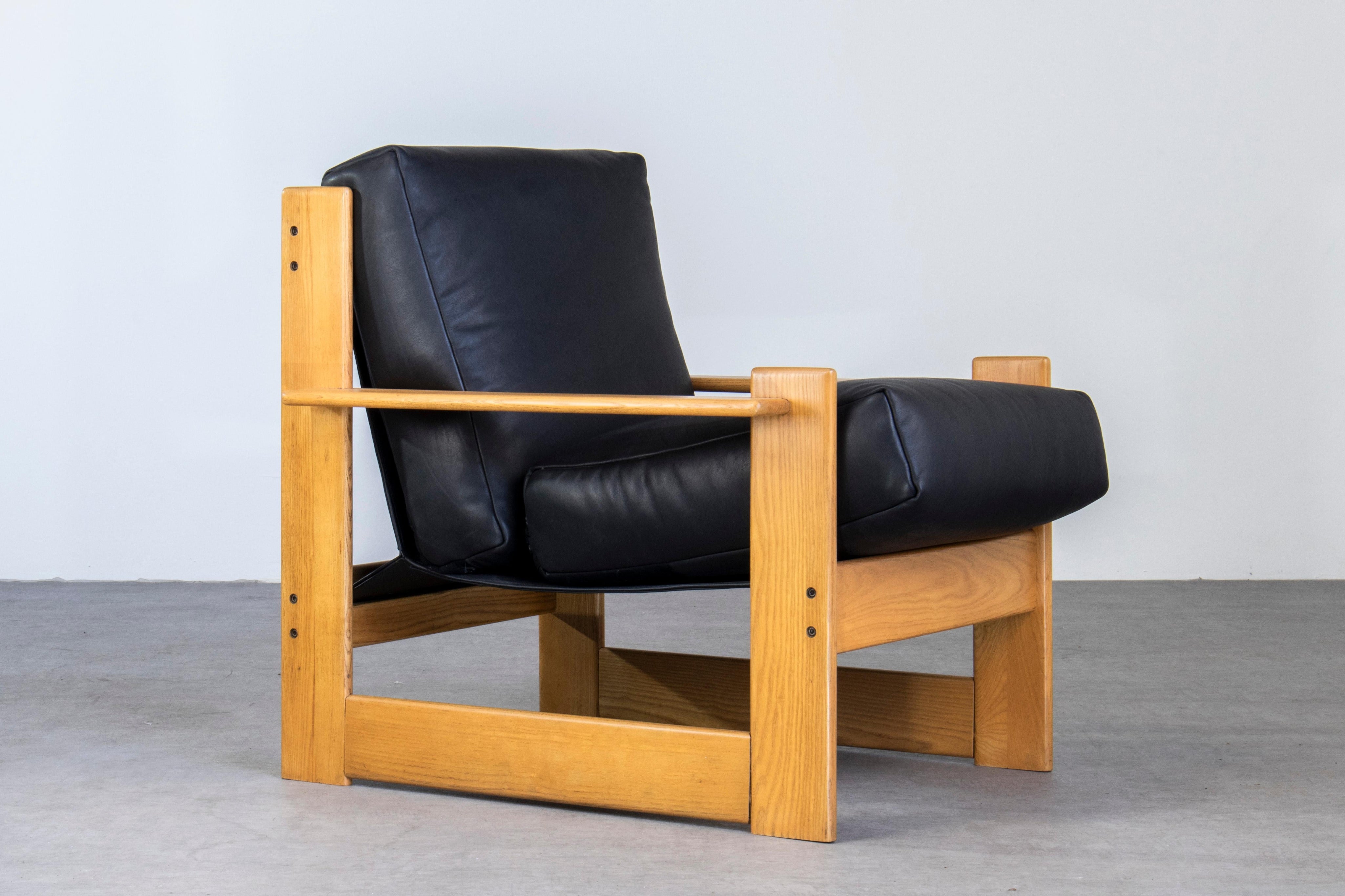 Lounge_Armchair,_Scarpa_Style,_Wood_And_Black_Leather,_1970s,_Italy