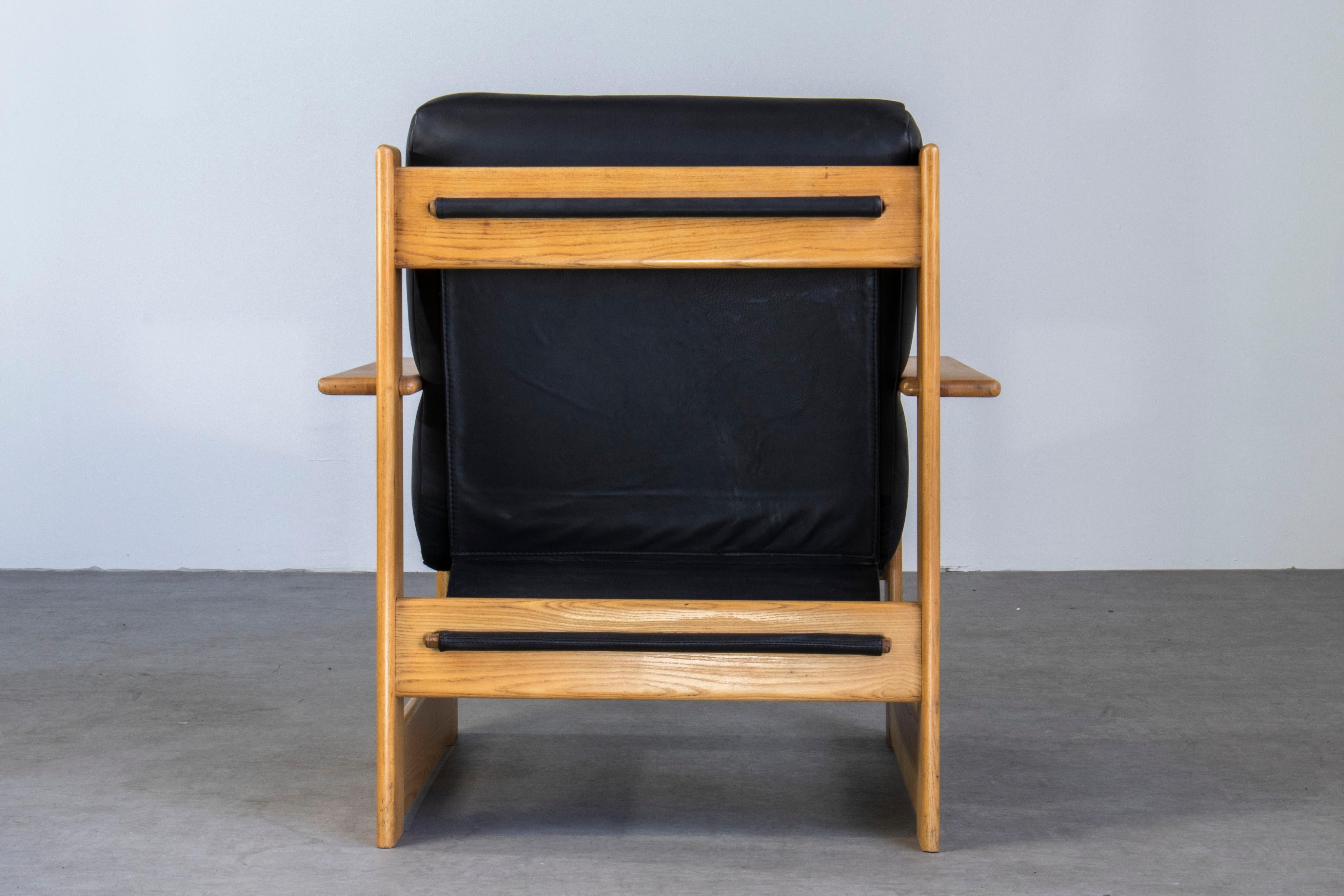 Lounge_Armchair,_Scarpa_Style,_Wood_And_Black_Leather,_1970s,_Italy