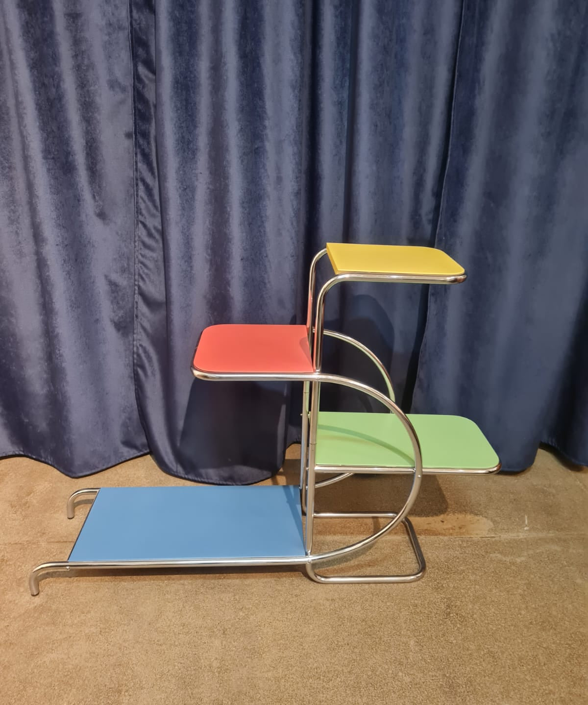 Functionalist_Tubular_Flower_Table
