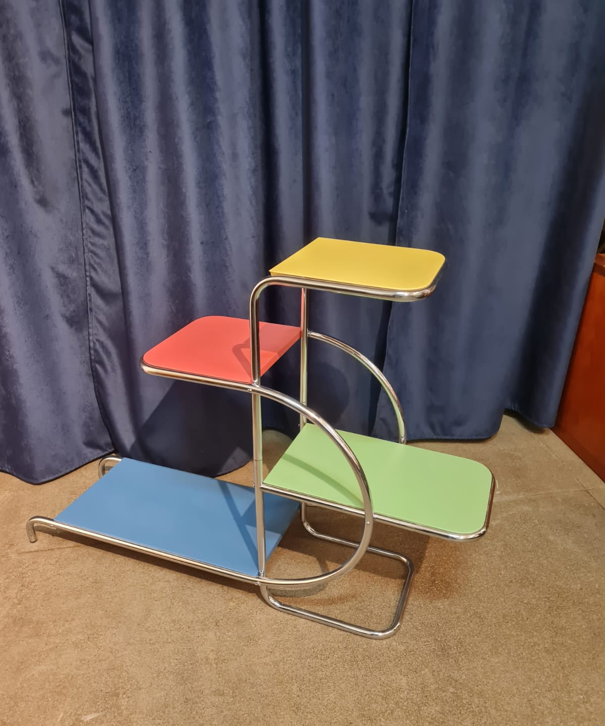 Functionalist_Tubular_Flower_Table