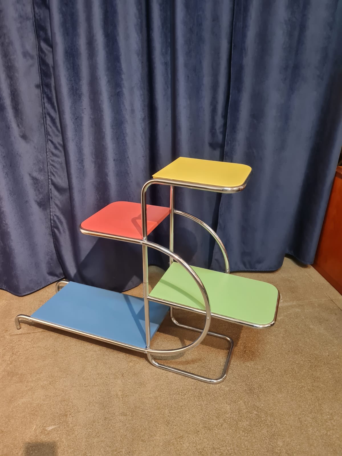Functionalist_Tubular_Flower_Table