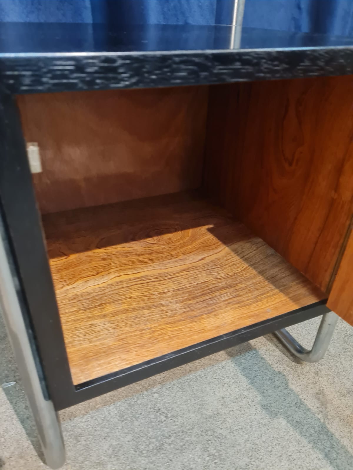 Vintage_Oak_Veneer_Bedside_Table_with_Chrome_Tubular_Frame,_Honey_and_Black_Finish