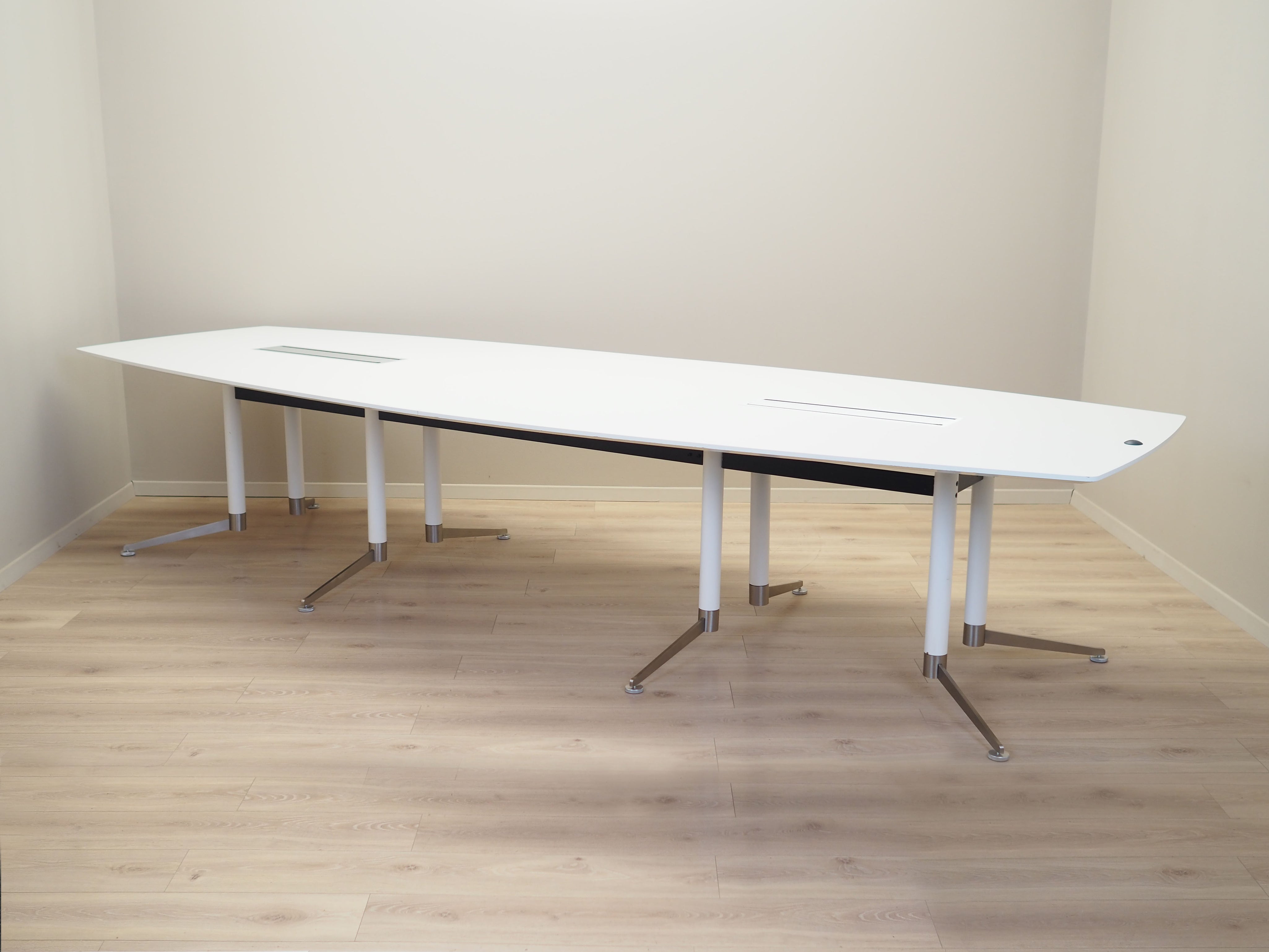 Conference_table,_Danish_design,_2016,_designer:_Paul_Leroy,_manufacturer:_Paustian