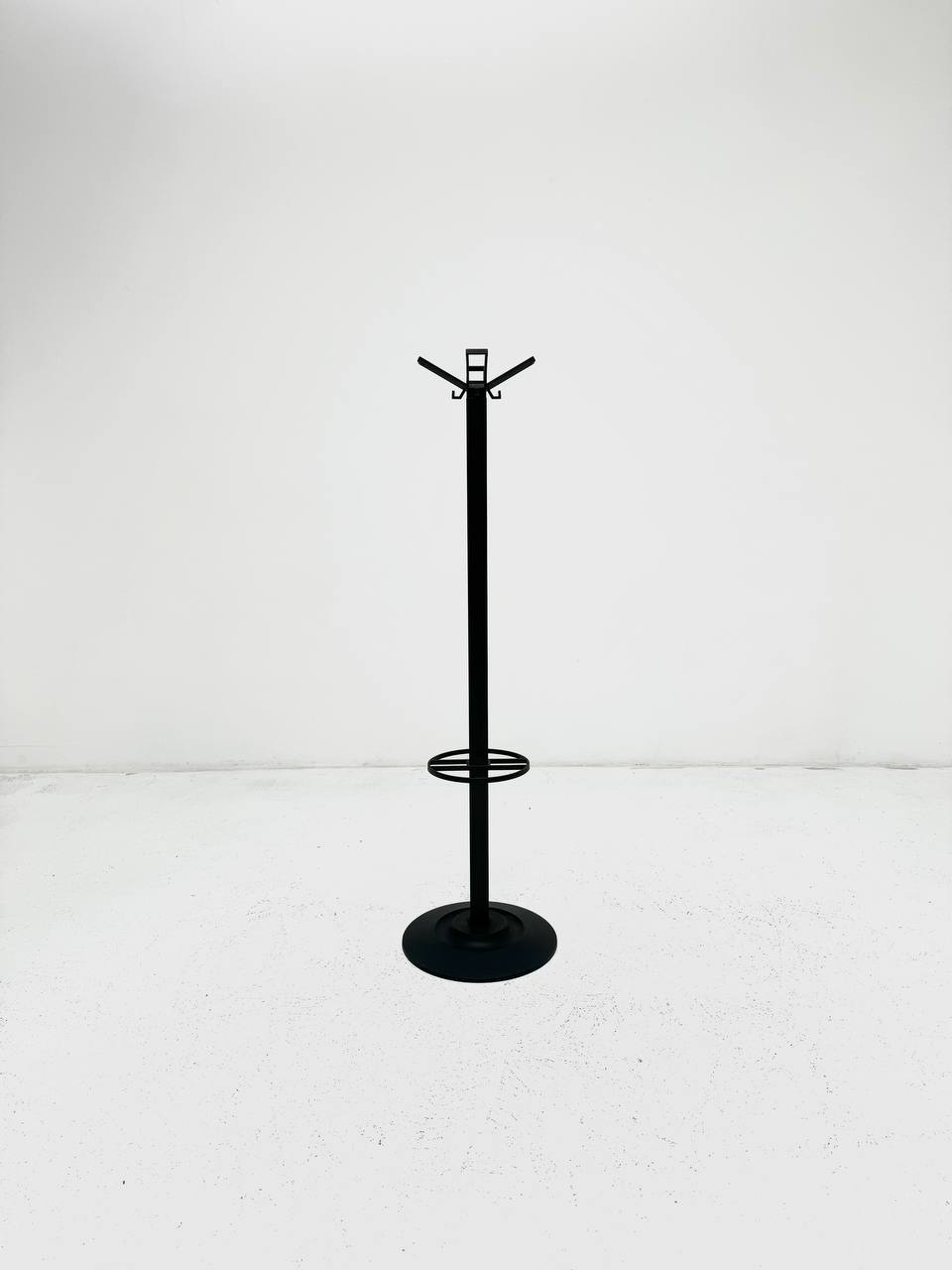 Coat_Stand_by_Michele_De_Lucchi_&_Tadao_Takaichi_for_Kartell