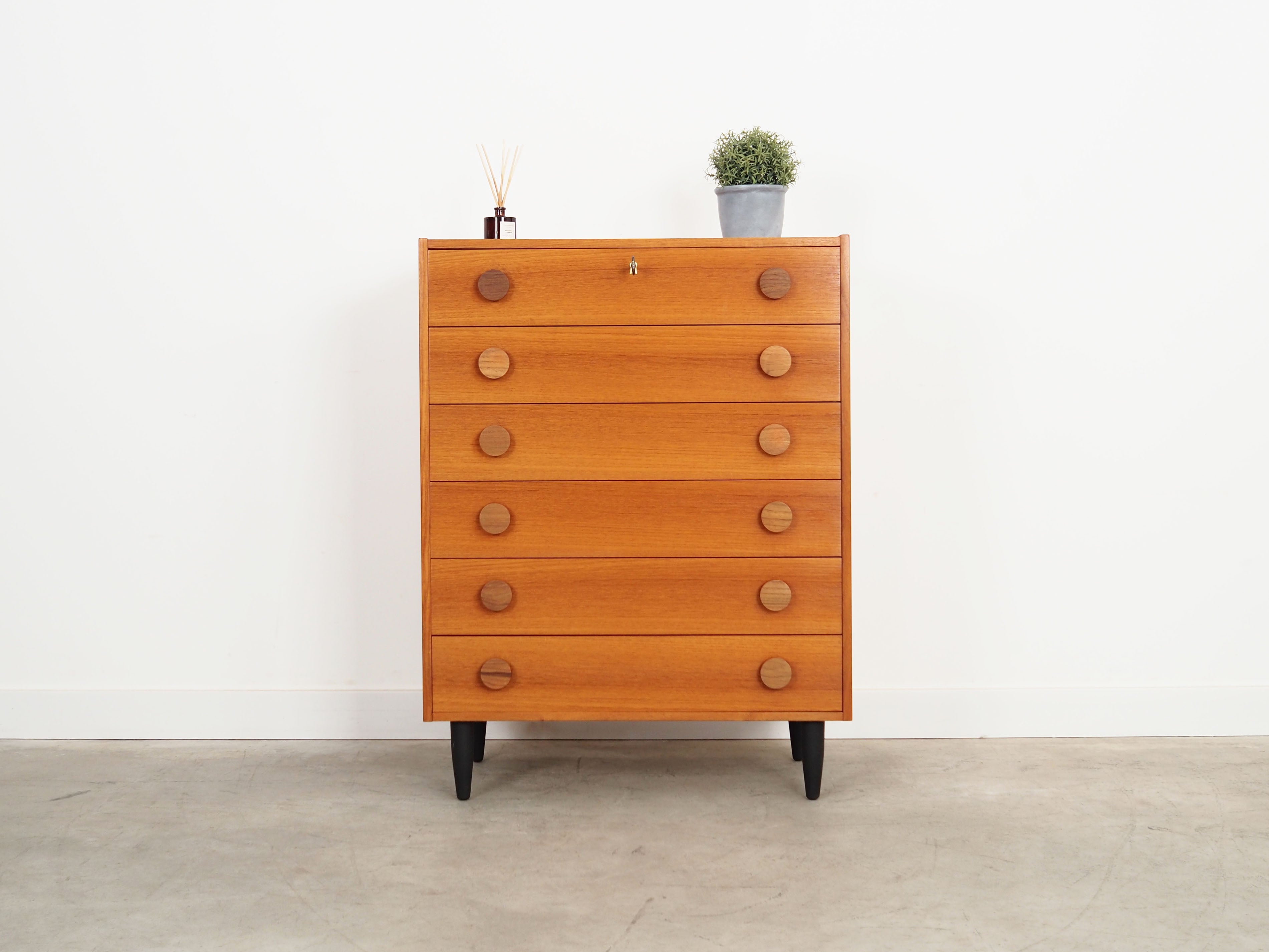 Teak_chest_of_drawers,_Danish_design,_1960s,_production:_Denmark