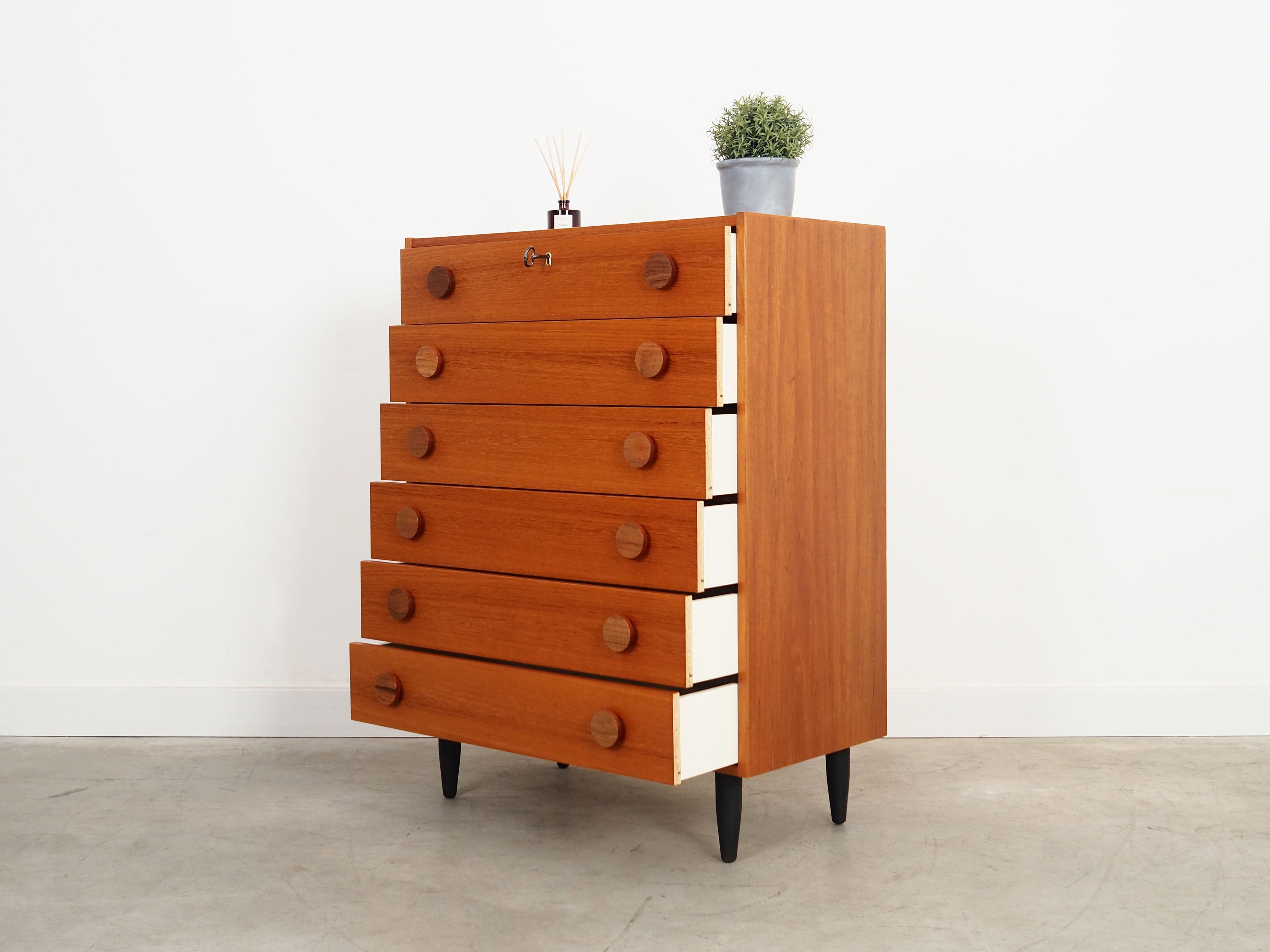 Teak_chest_of_drawers,_Danish_design,_1960s,_production:_Denmark