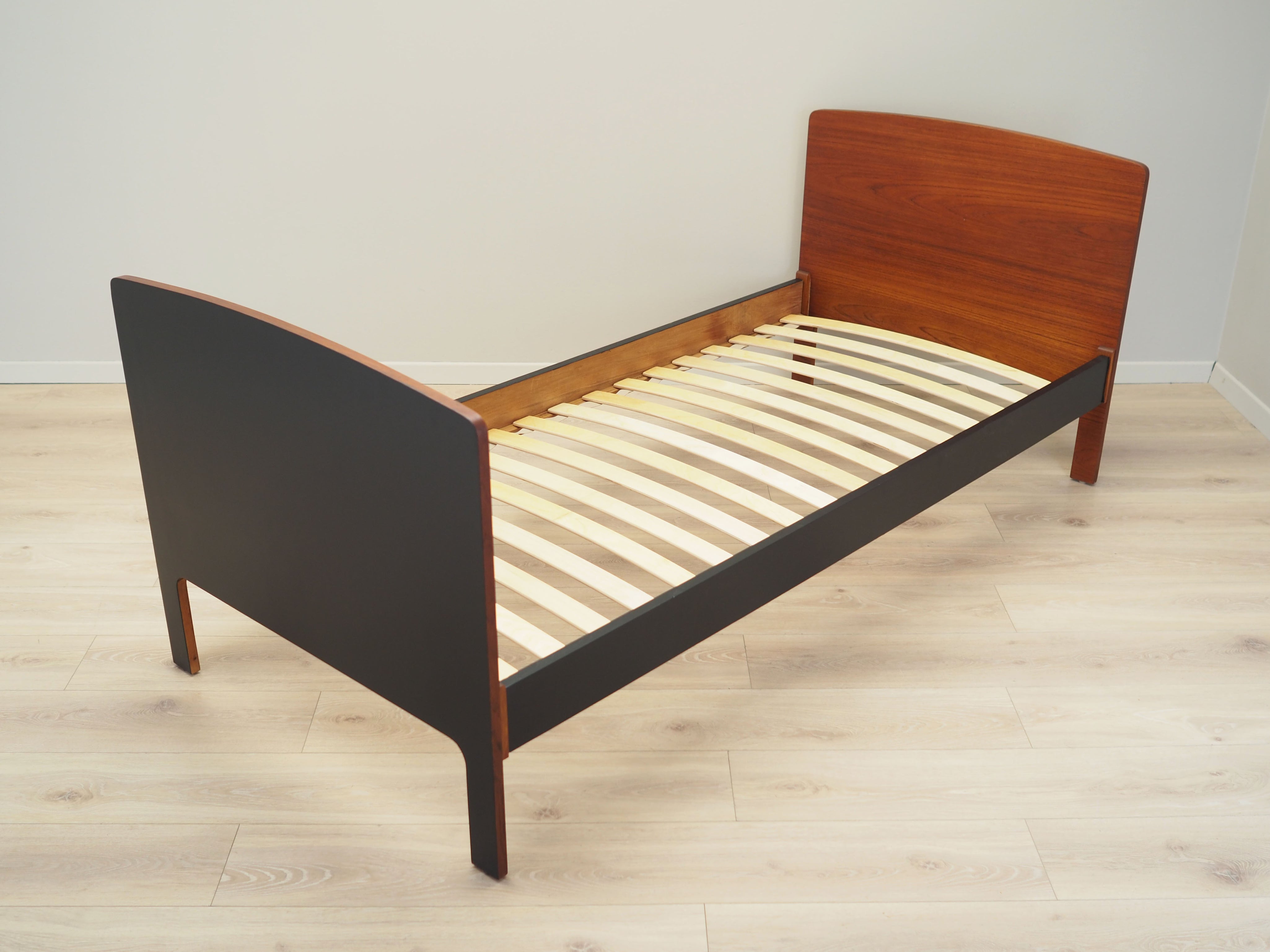 Teak_bed,_Danish_design,_1970s,_production:_Denmark