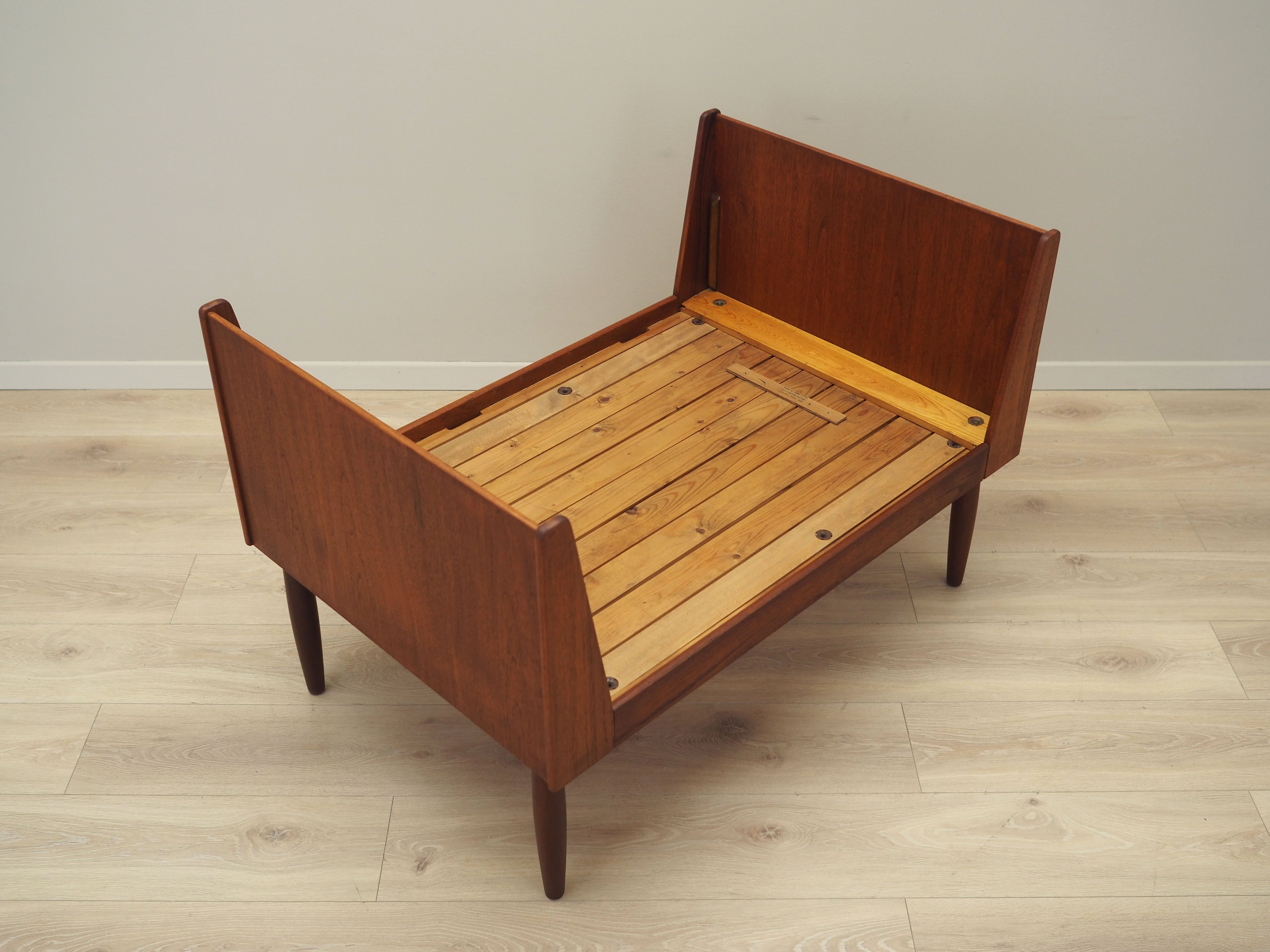 Teak_bed,_Danish_design,_1970s,_production:_Denmark