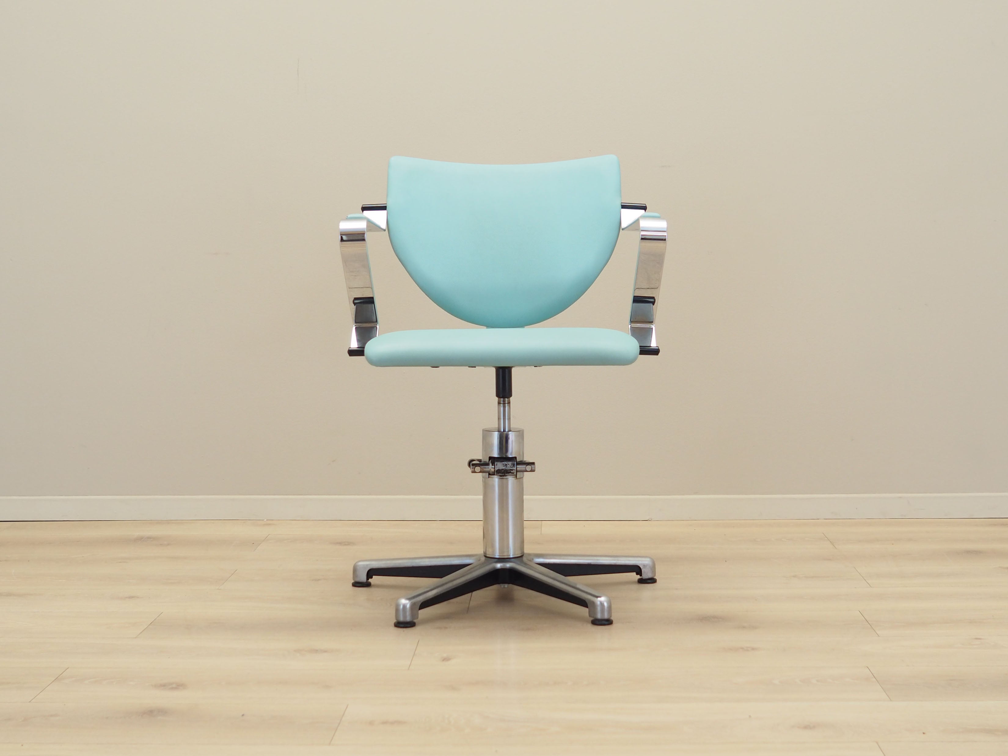 Hairdressing_chair,_Danish_design,_1980s,_production:_Denmark