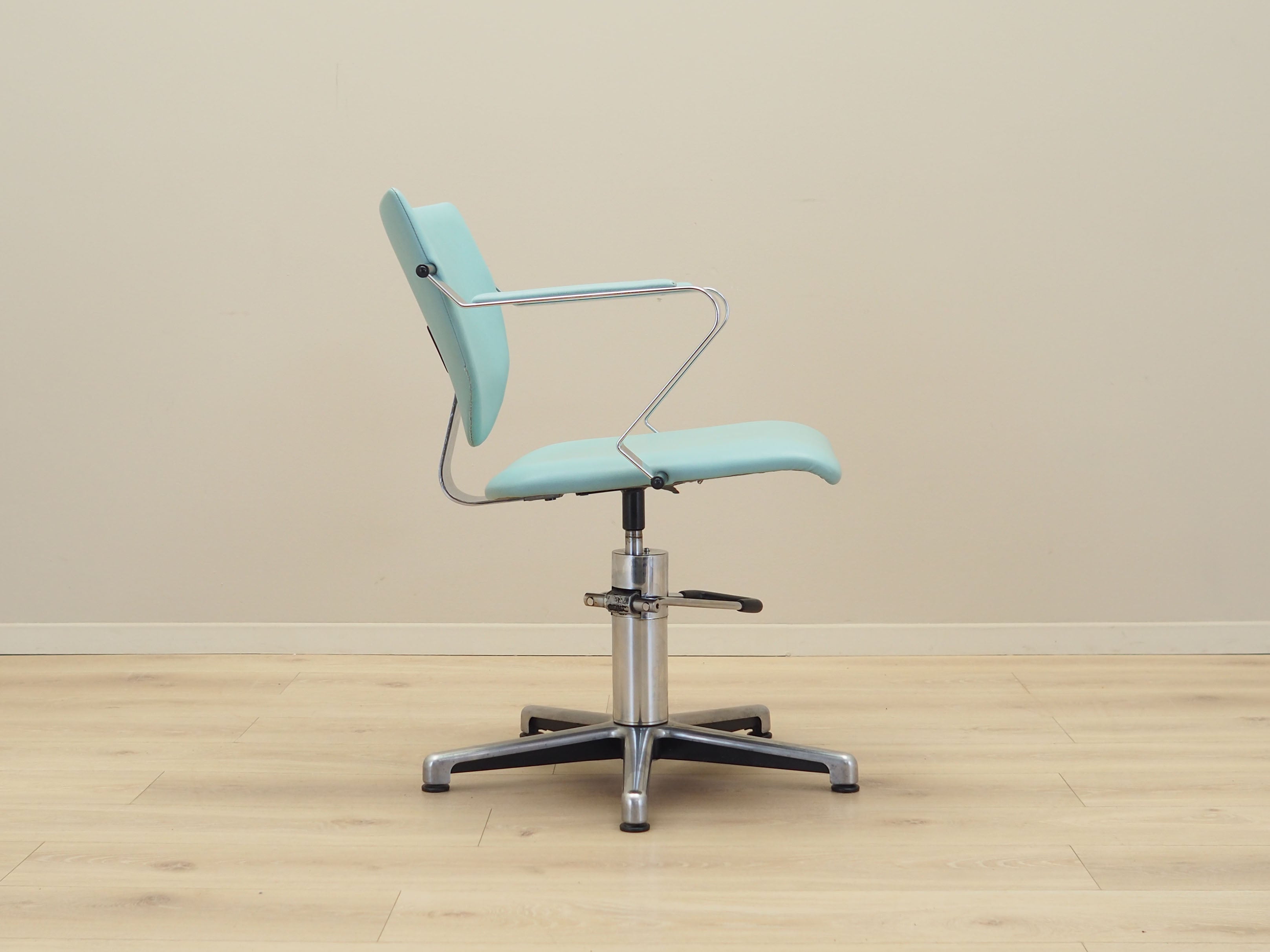Hairdressing_chair,_Danish_design,_1980s,_production:_Denmark