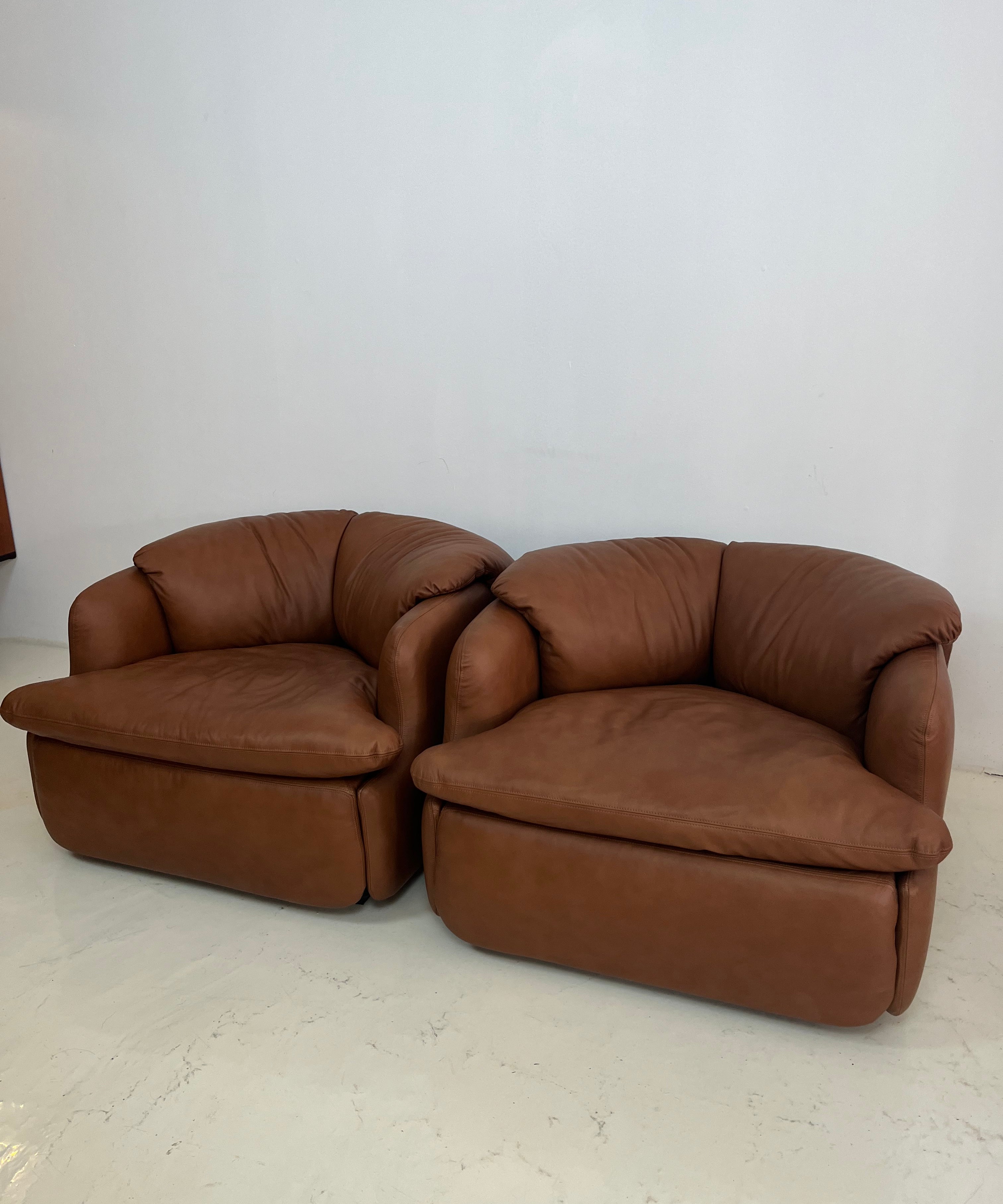 Set_of_2_Confidential_Armchairs_attributed_to_Alberto_Rosselli_for_Saporiti_in_Brown_Leather,_Italy_1970s