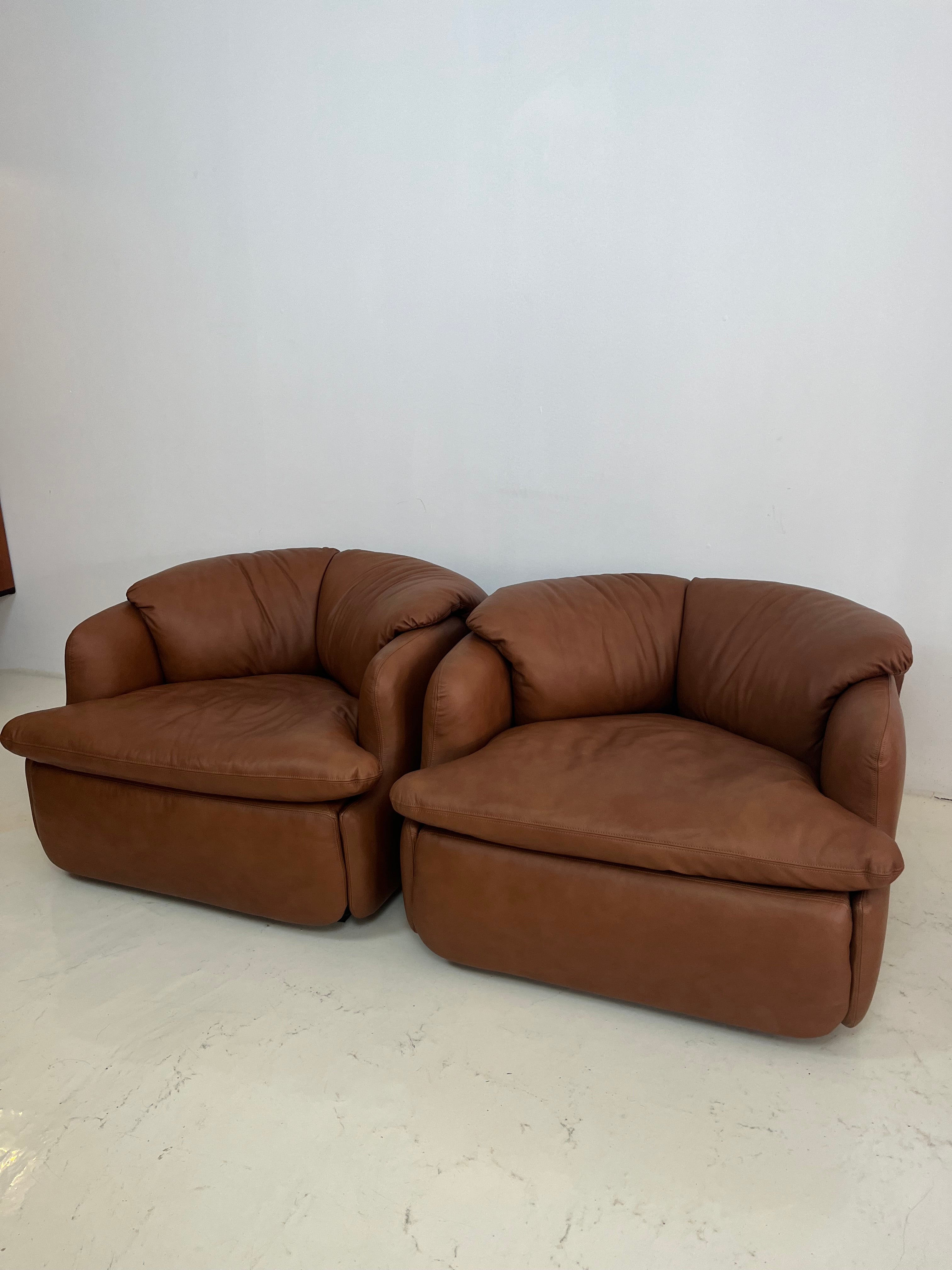 Set_of_2_Confidential_Armchairs_attributed_to_Alberto_Rosselli_for_Saporiti_in_Brown_Leather,_Italy_1970s