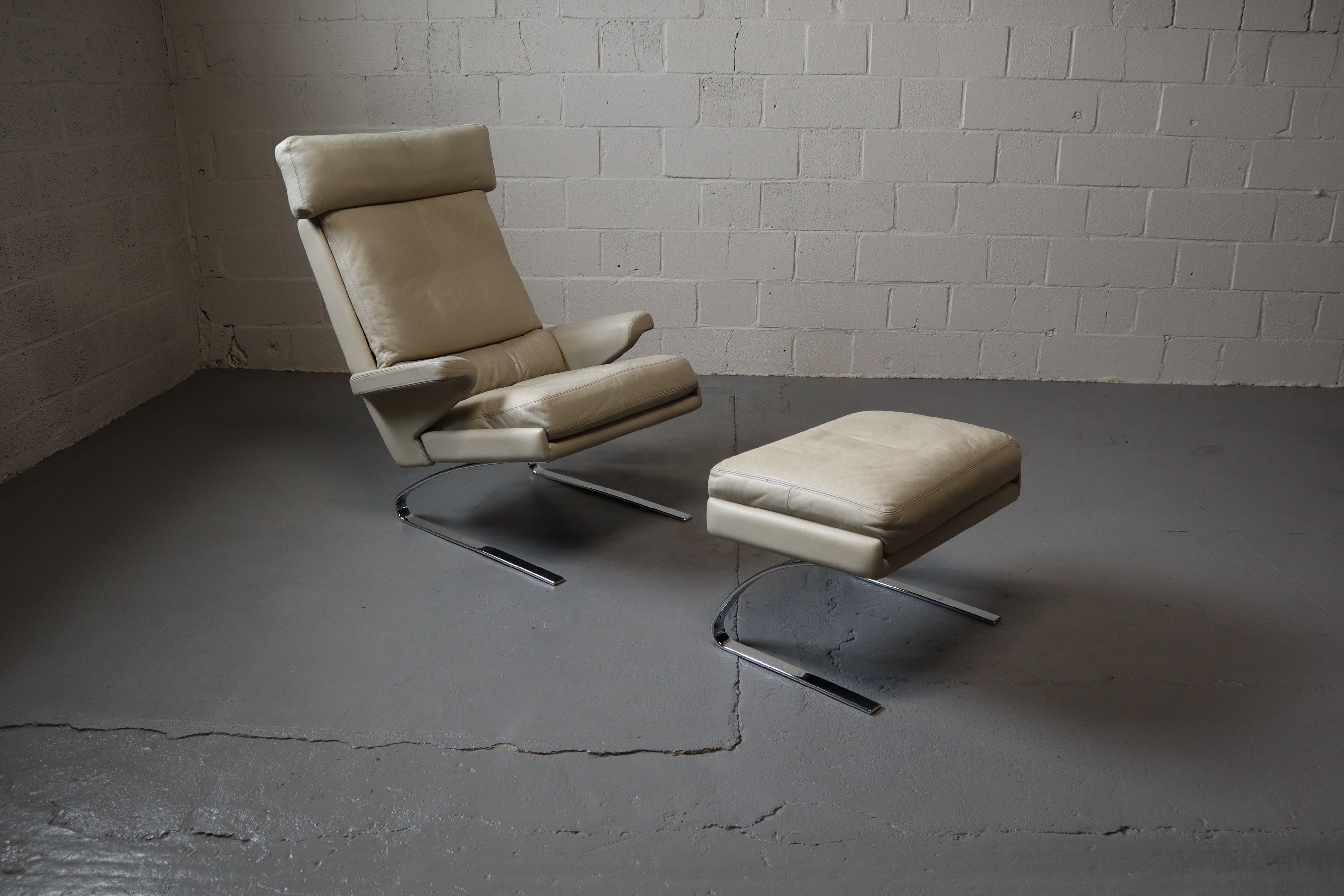 Leather_Swing_lounge_chair_with_ottoman_for_COR_Germany,_1960's