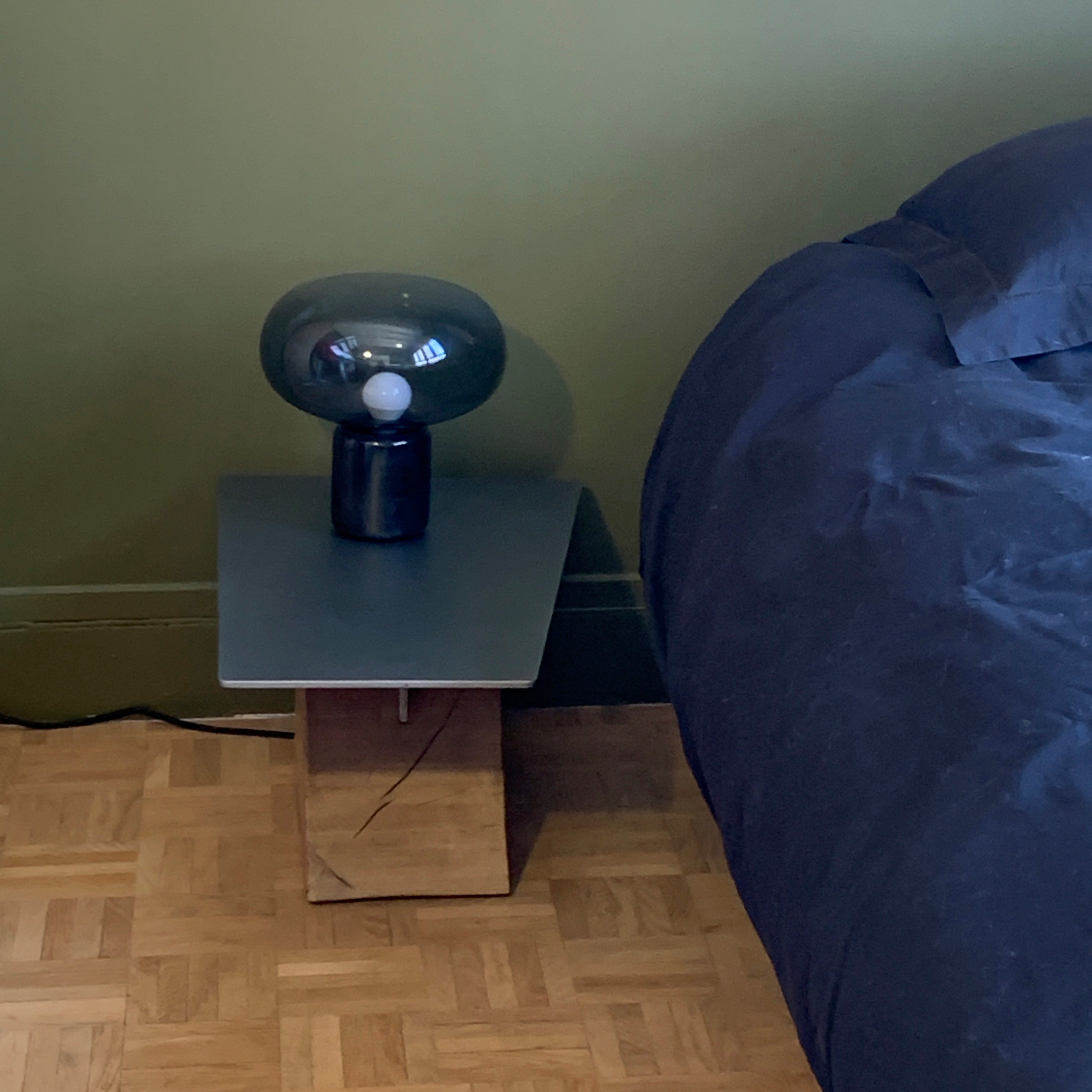 om21_side/night_table