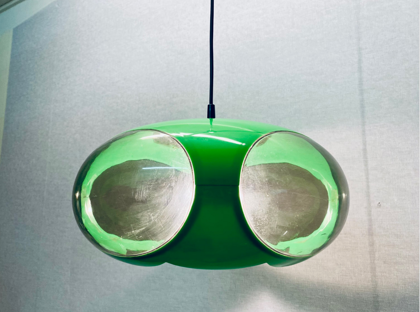 Vintage_Colani_Ufo_Ceiling_Lamp_in_green_Plastic_from_Massiv_Belgium,_1970s_with_rare_opening