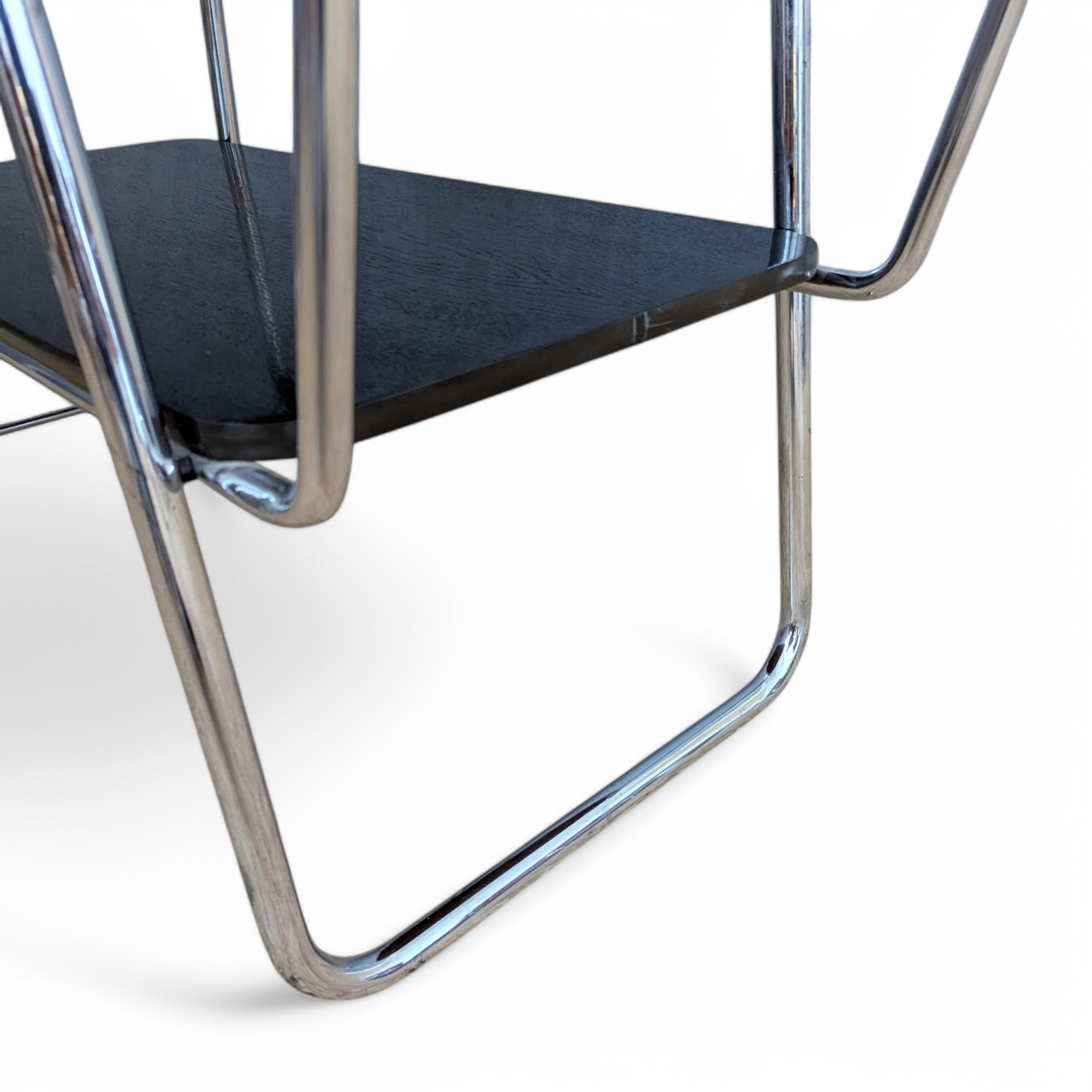 Bauhaus_tubular_steel_serving_cart_by_Robert_Slezák,_1930s