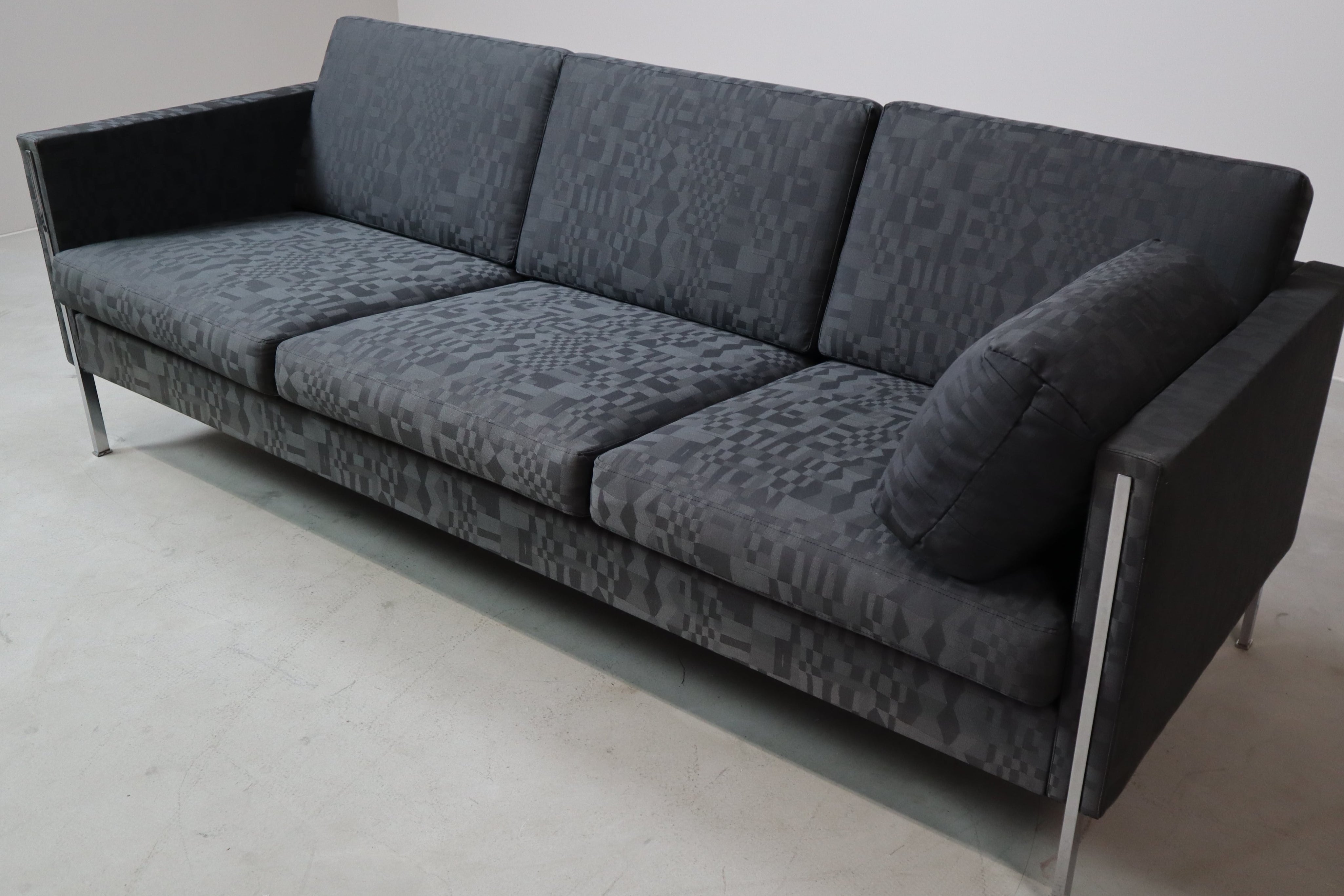 Model_442_3-seater_sofa_by_Pierre_Paulin_for_Artifort,_1962