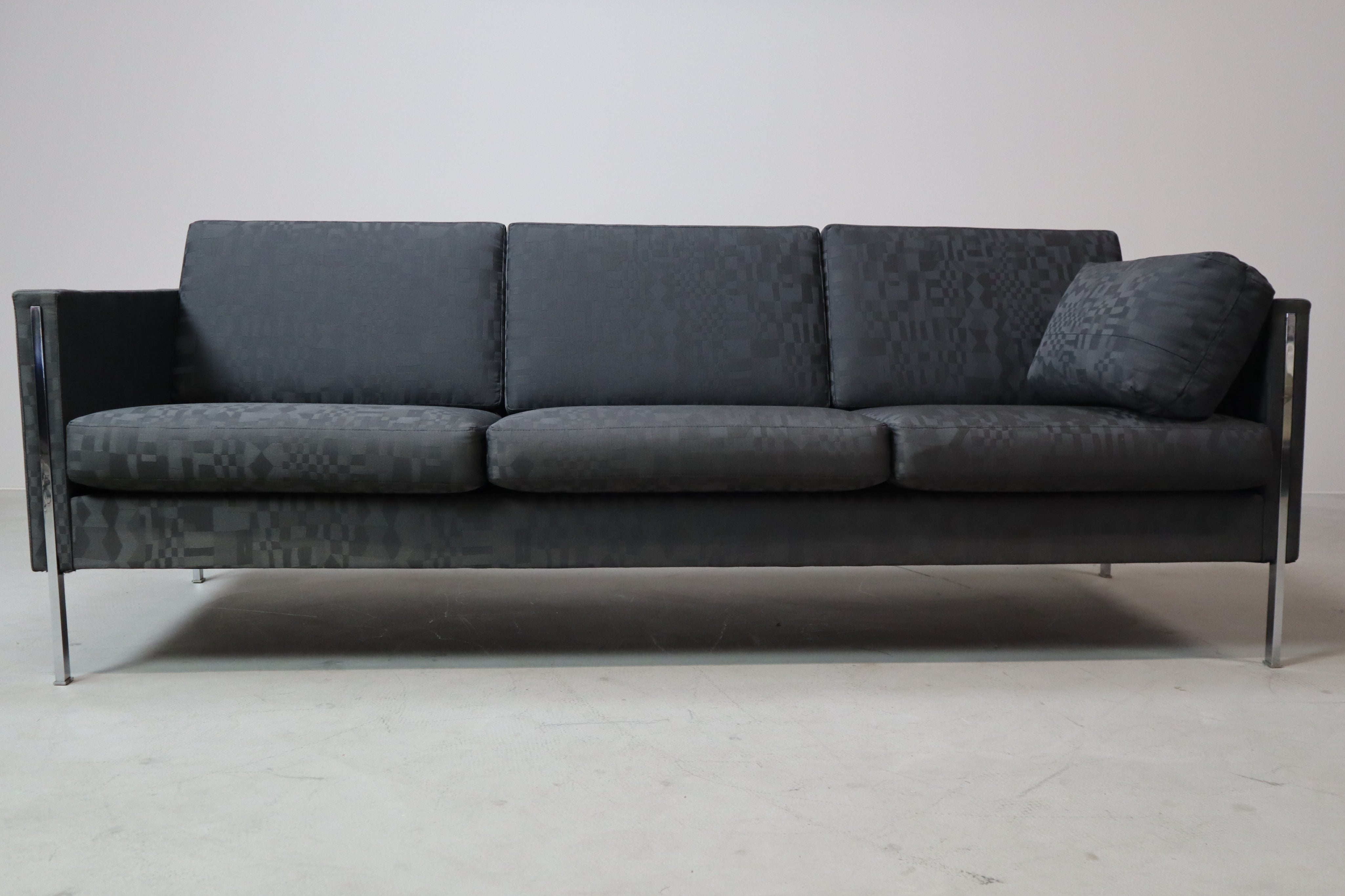 Model_442_3-seater_sofa_by_Pierre_Paulin_for_Artifort,_1962