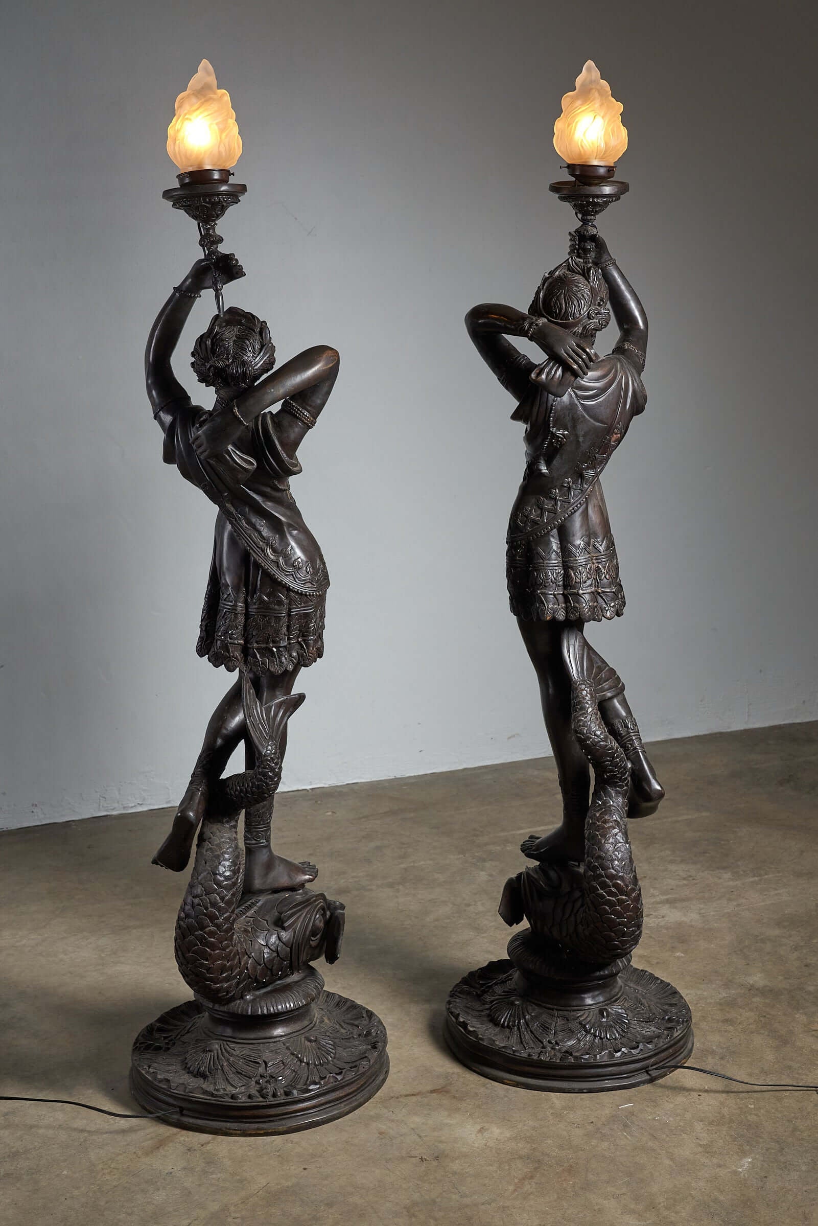 Set_of_2_Torchere_Figures_Floor_Lamps,_Bronze,_Early_20th_Century,_Italy