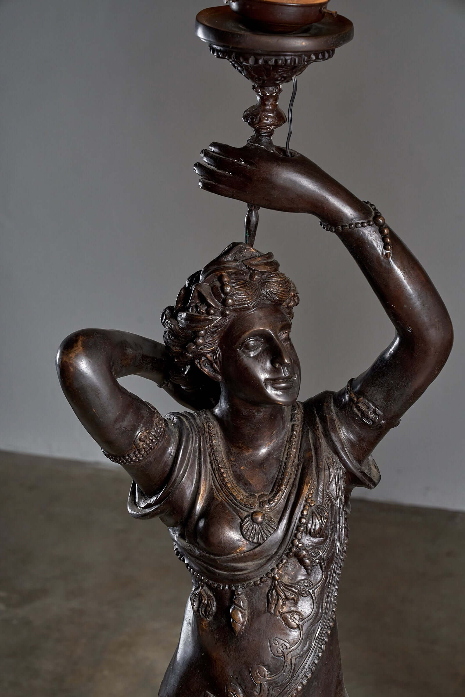 Set_of_2_Torchere_Figures_Floor_Lamps,_Bronze,_Early_20th_Century,_Italy