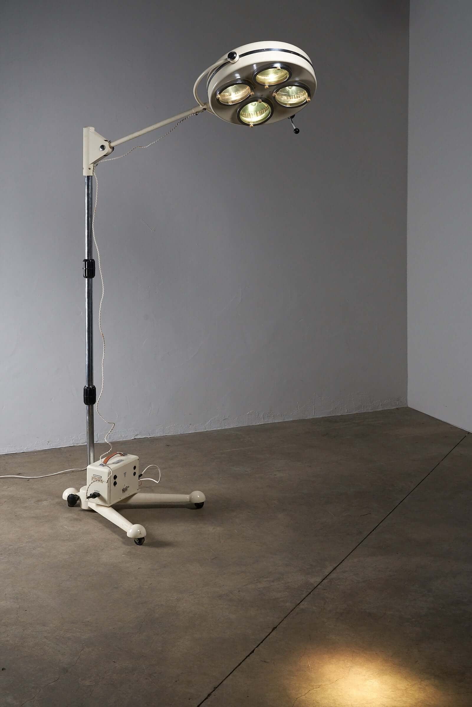 Medical_Floor_Lamp,_Metal_Frame,_1950s,_Europe