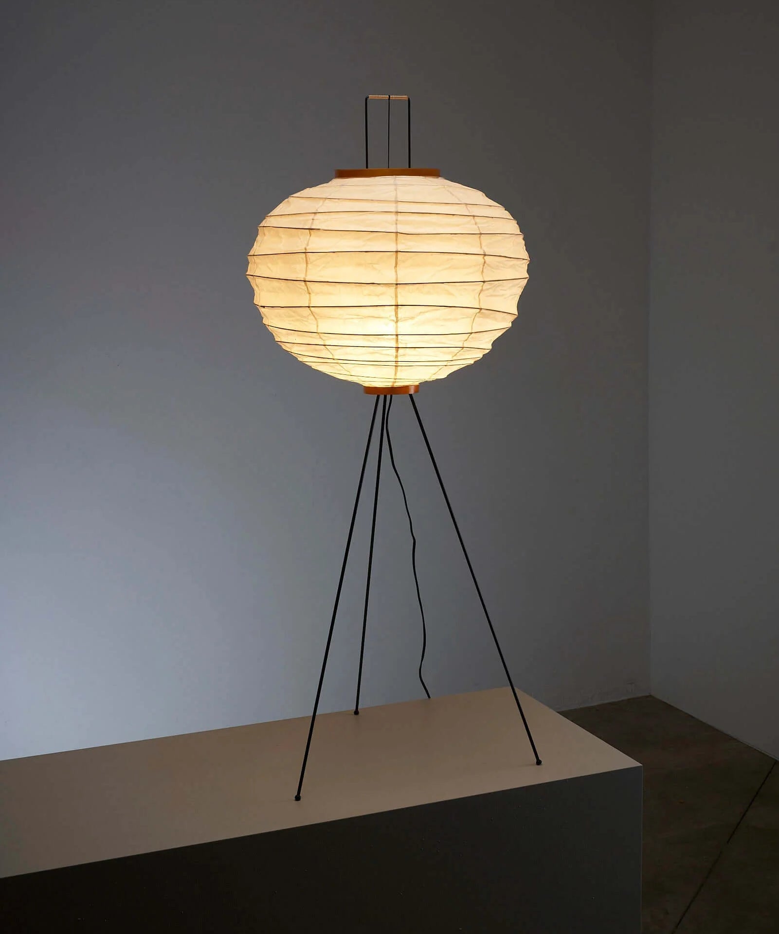 Akari_10DA_Floor_Lamp,_Isamu_Noguchi,_Paper_&_Bamboo,_1950s,_Japan