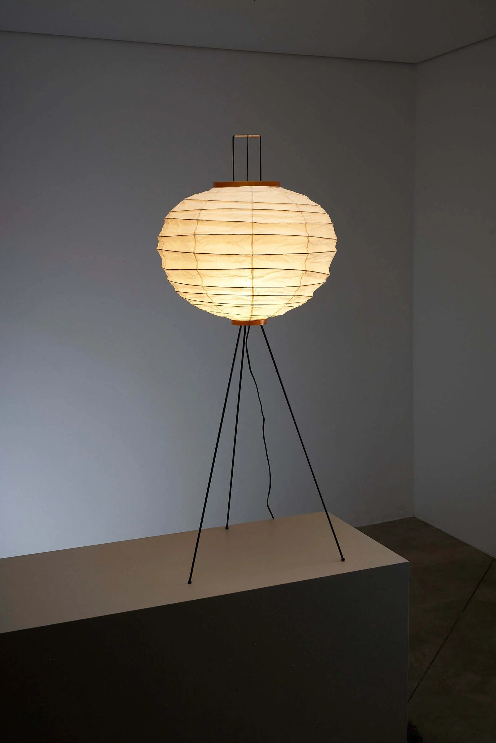 Akari_10DA_Floor_Lamp,_Isamu_Noguchi,_Paper_&_Bamboo,_1950s,_Japan