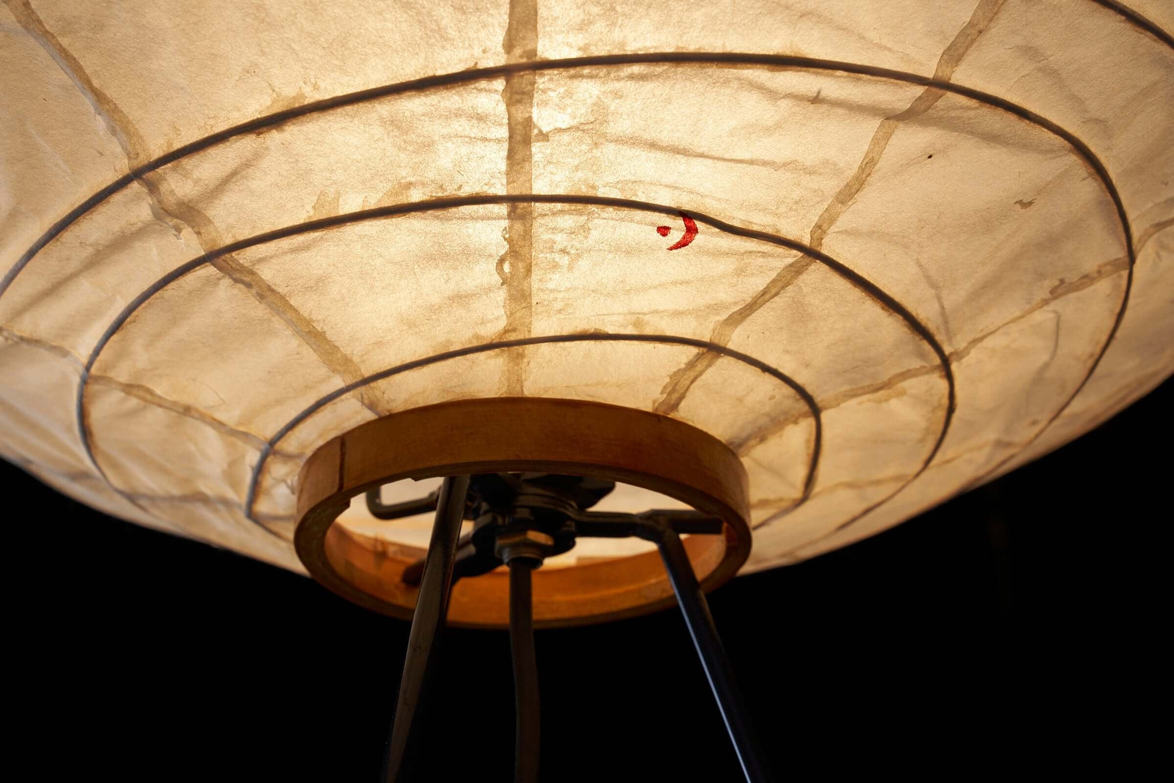 Akari_10DA_Floor_Lamp,_Isamu_Noguchi,_Paper_&_Bamboo,_1950s,_Japan