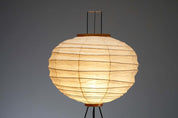 Akari_10DA_Floor_Lamp,_Isamu_Noguchi,_Paper_&_Bamboo,_1950s,_Japan