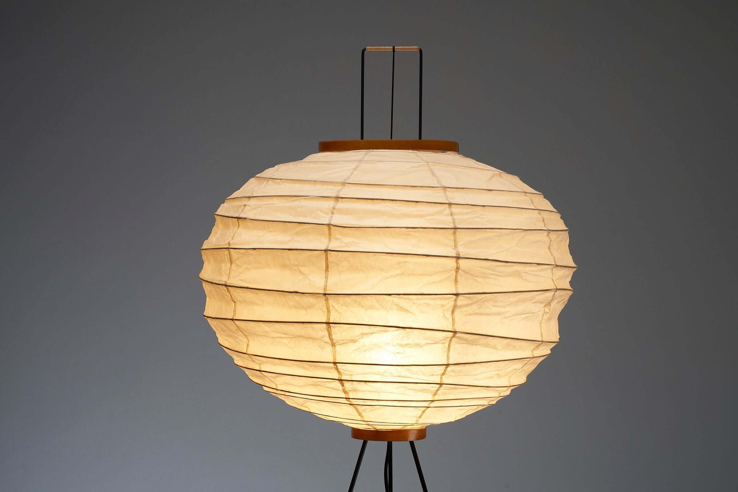 Akari_10DA_Floor_Lamp,_Isamu_Noguchi,_Paper_&_Bamboo,_1950s,_Japan