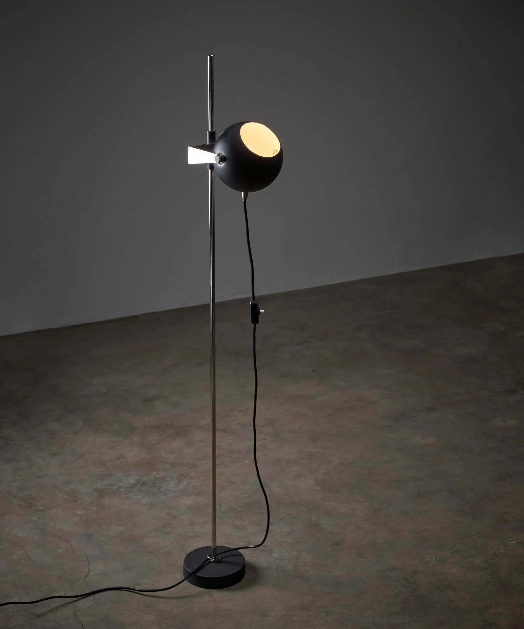 Black_Sphere_Floor_Lamp,_Metal,_Europe