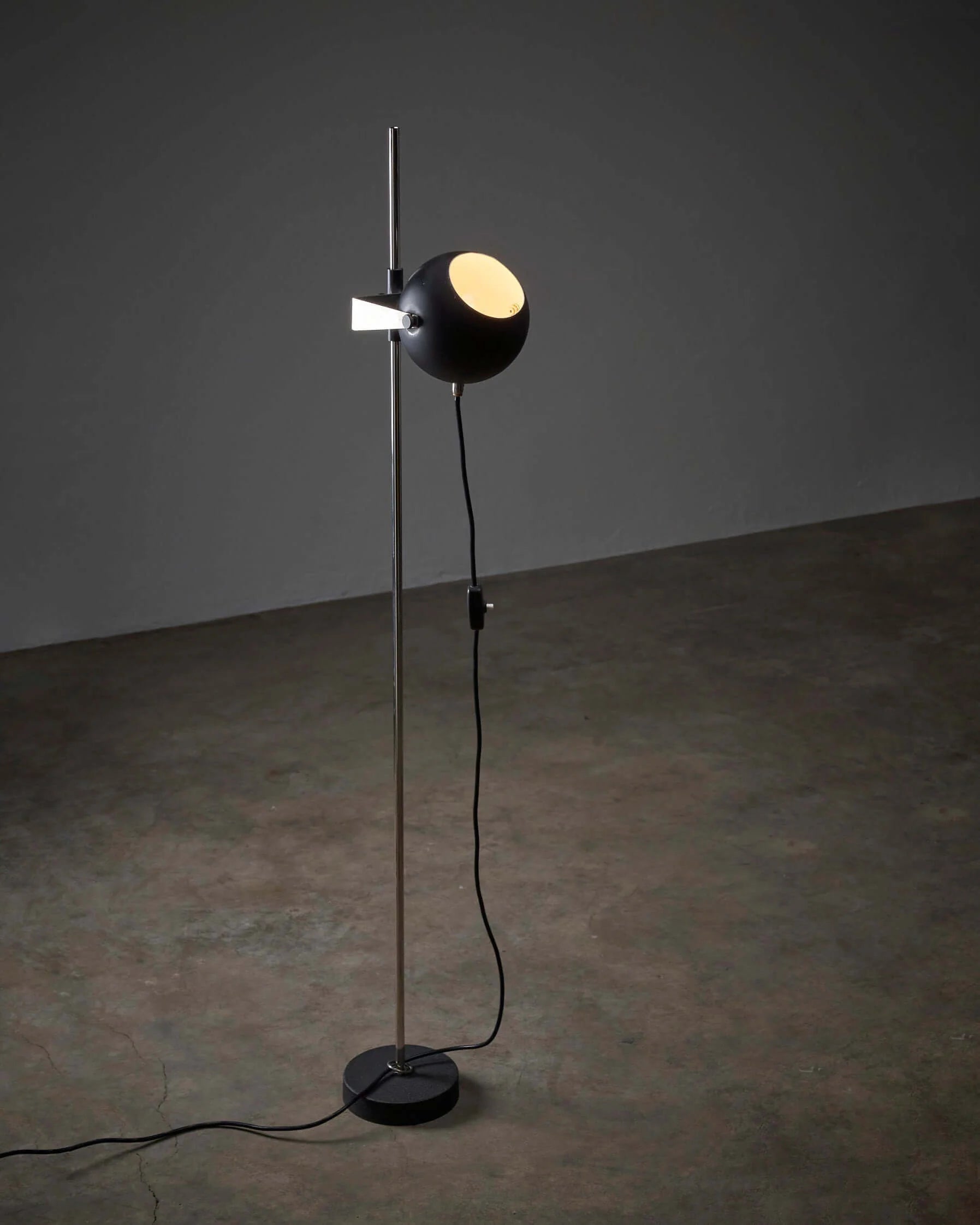 Black_Sphere_Floor_Lamp,_Metal,_Europe
