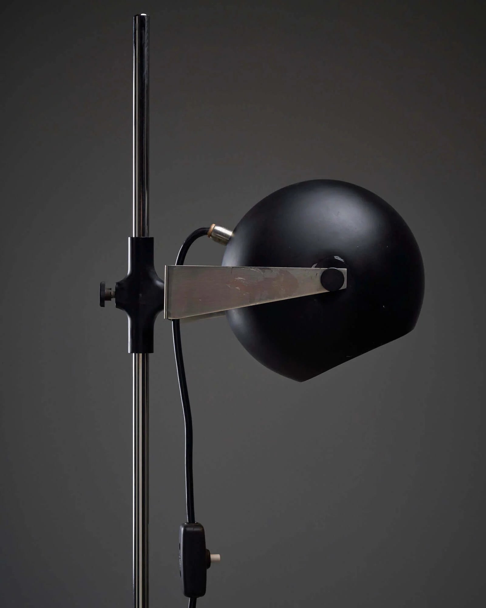 Black_Sphere_Floor_Lamp,_Metal,_Europe